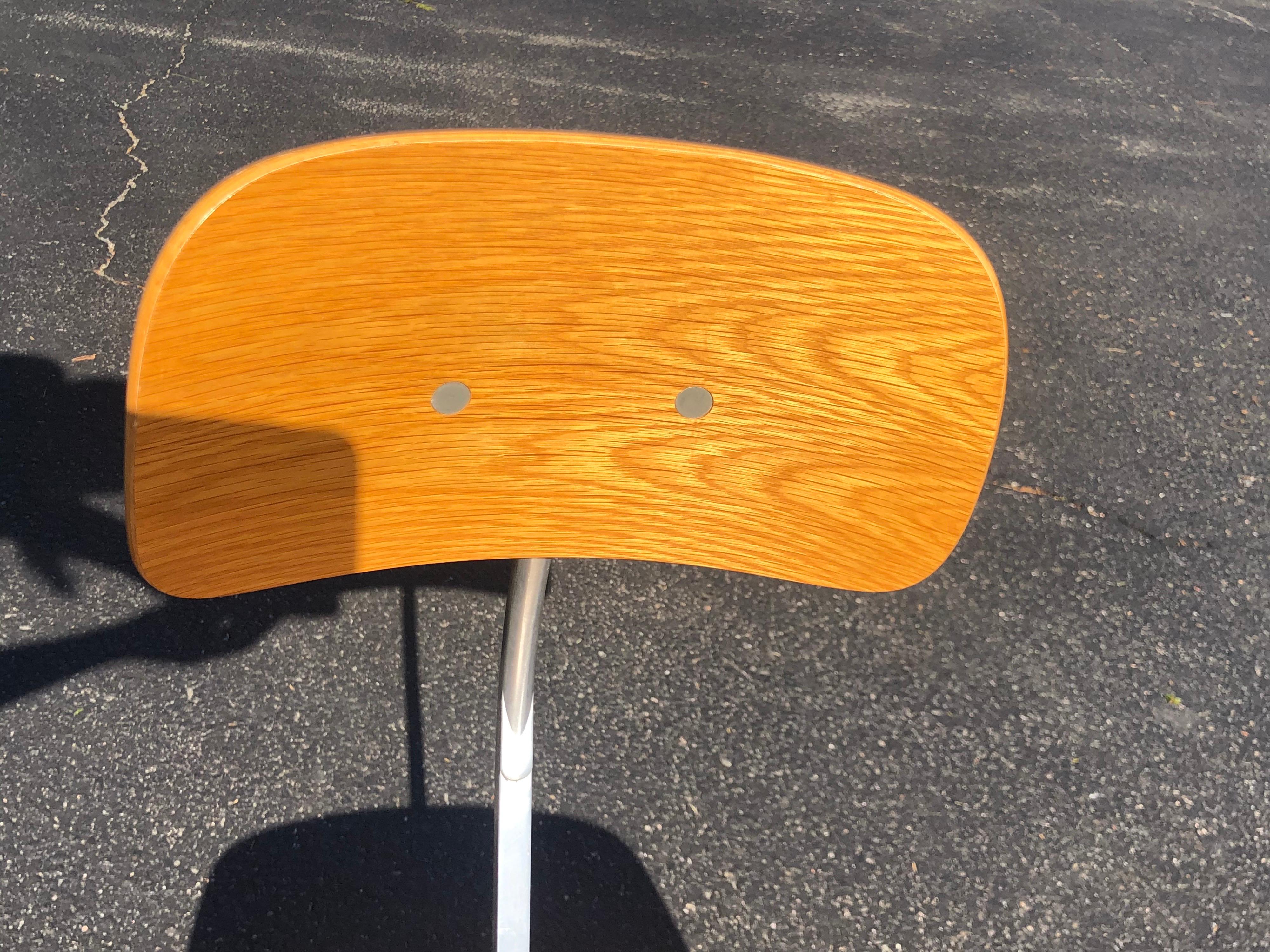 Mid-Century Modern Kevi Task Chair 10