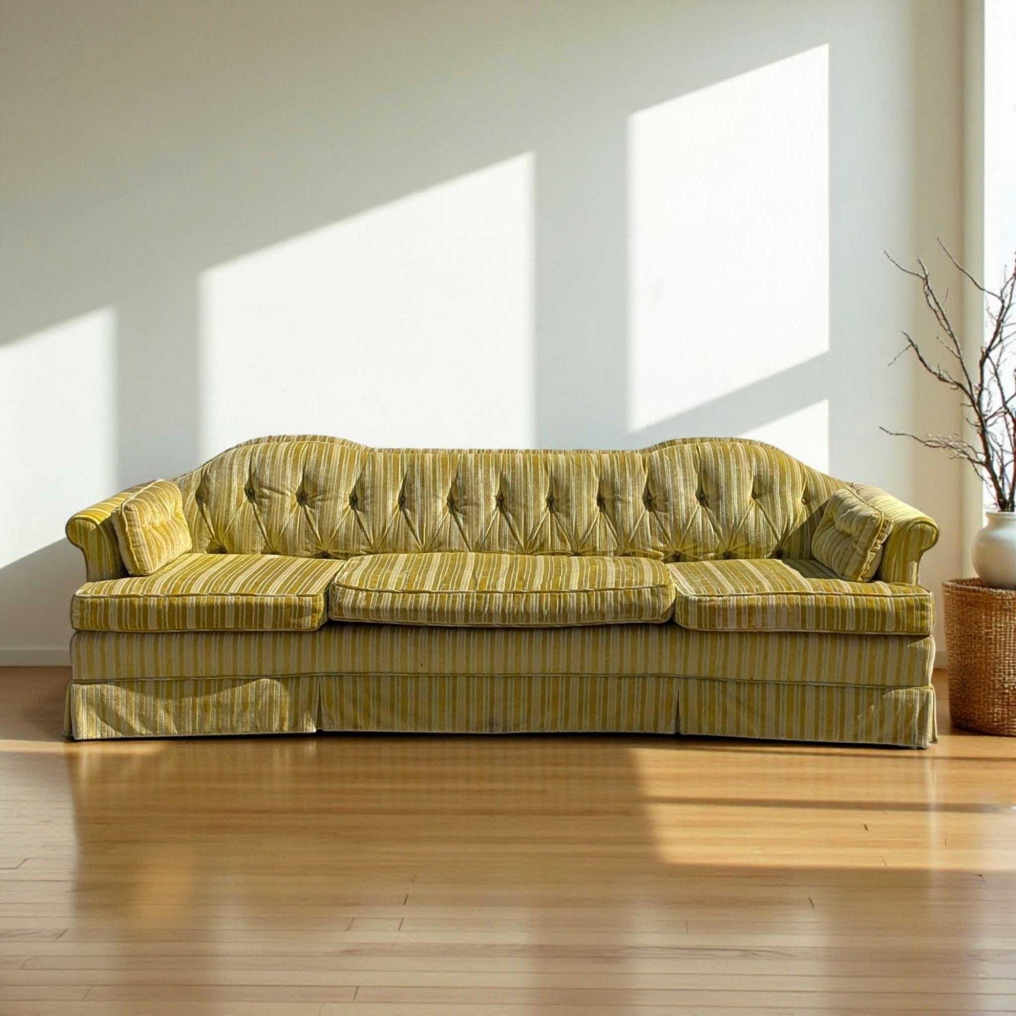 Menuiserie Mid-Century Modern Key City Furniture Striped Yellow Tufted Sofa en vente