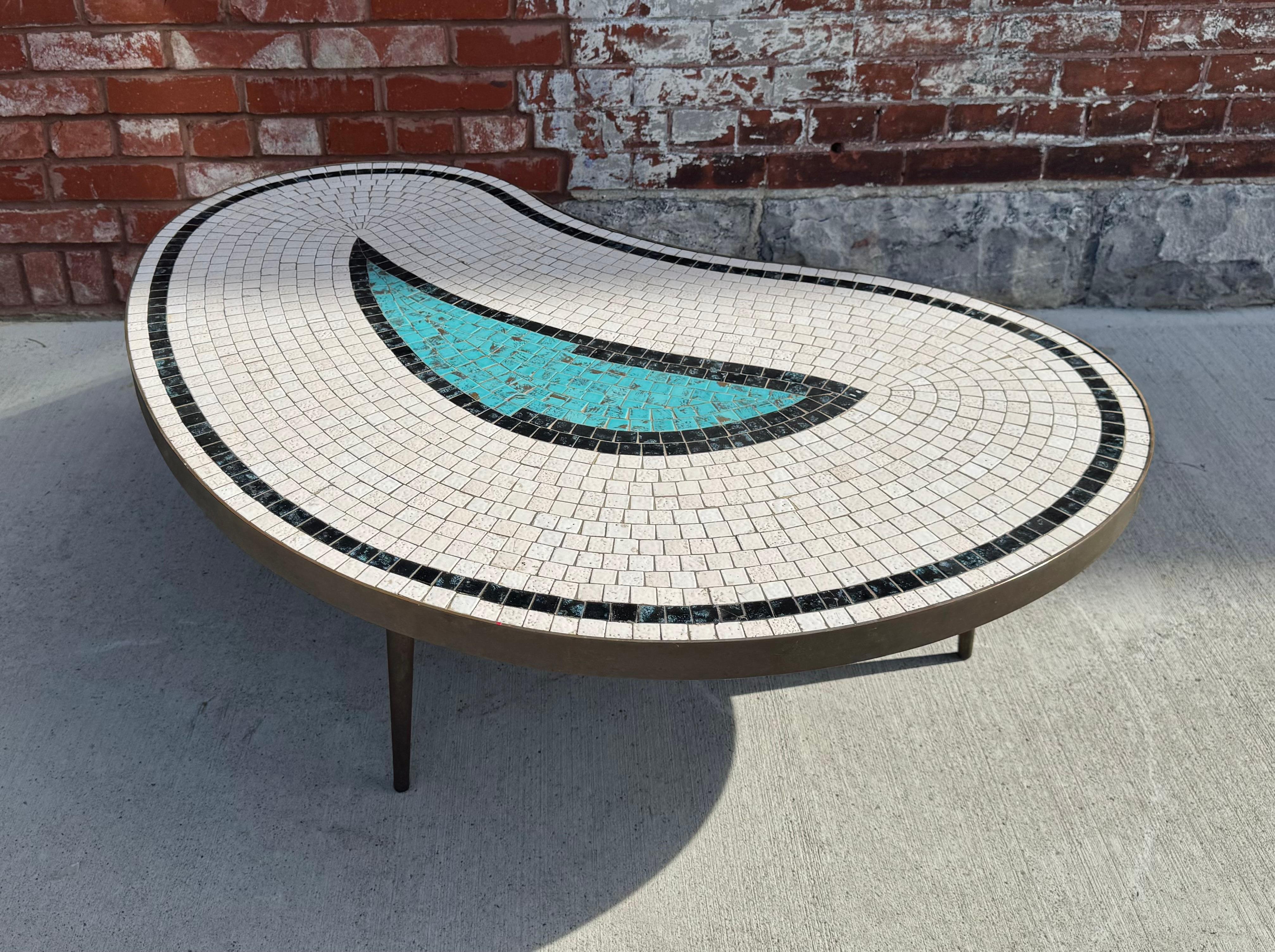 Allemand Table basse à plateau en tuiles de forme réniforme attribuée à Hohenberg et datant du milieu du siècle dernier en vente