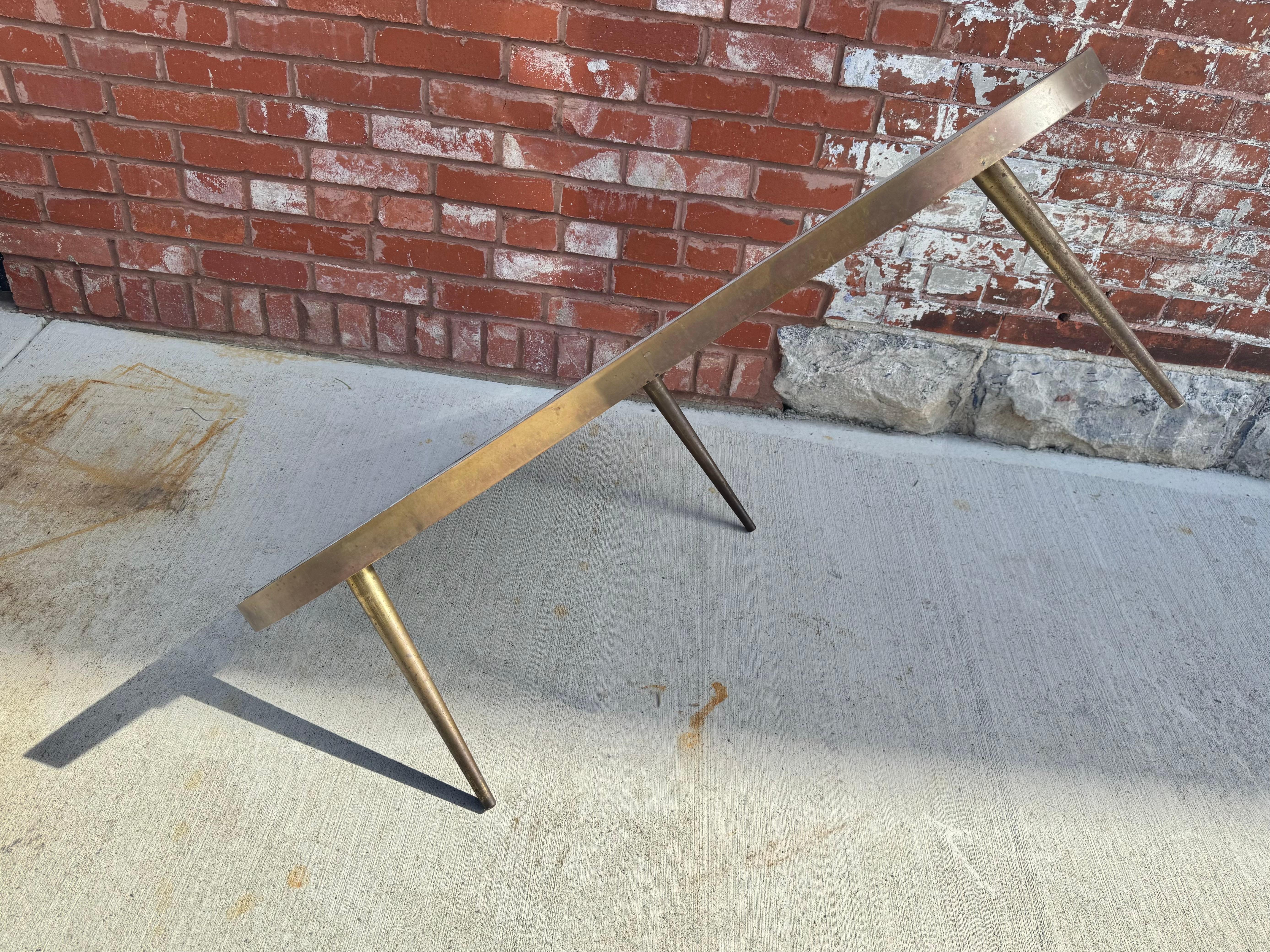 Laiton Table basse à plateau en tuiles de forme réniforme attribuée à Hohenberg et datant du milieu du siècle dernier en vente