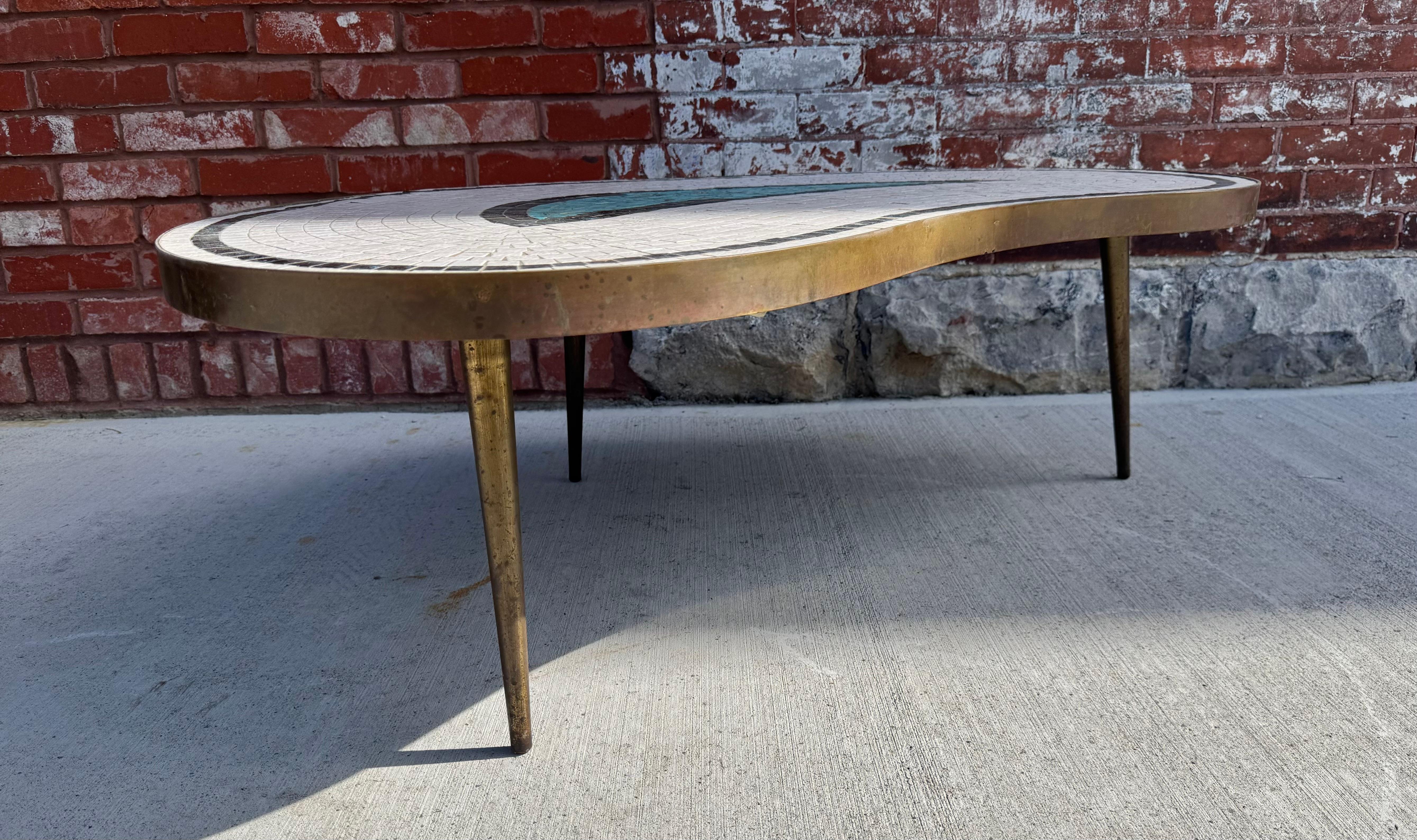 Table basse à plateau en tuiles de forme réniforme attribuée à Hohenberg et datant du milieu du siècle dernier en vente 1