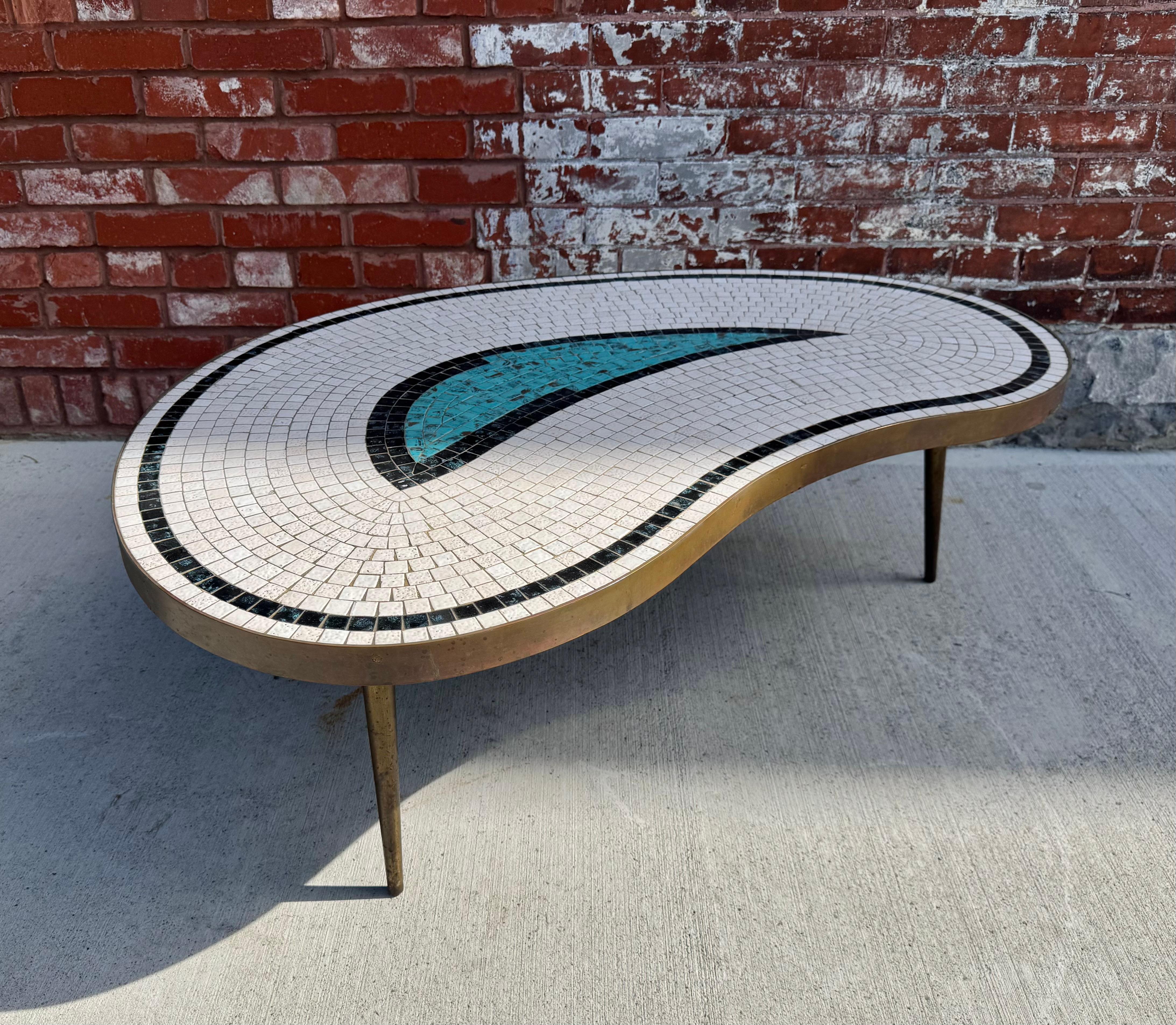 Table basse à plateau en tuiles de forme réniforme attribuée à Hohenberg et datant du milieu du siècle dernier en vente 2