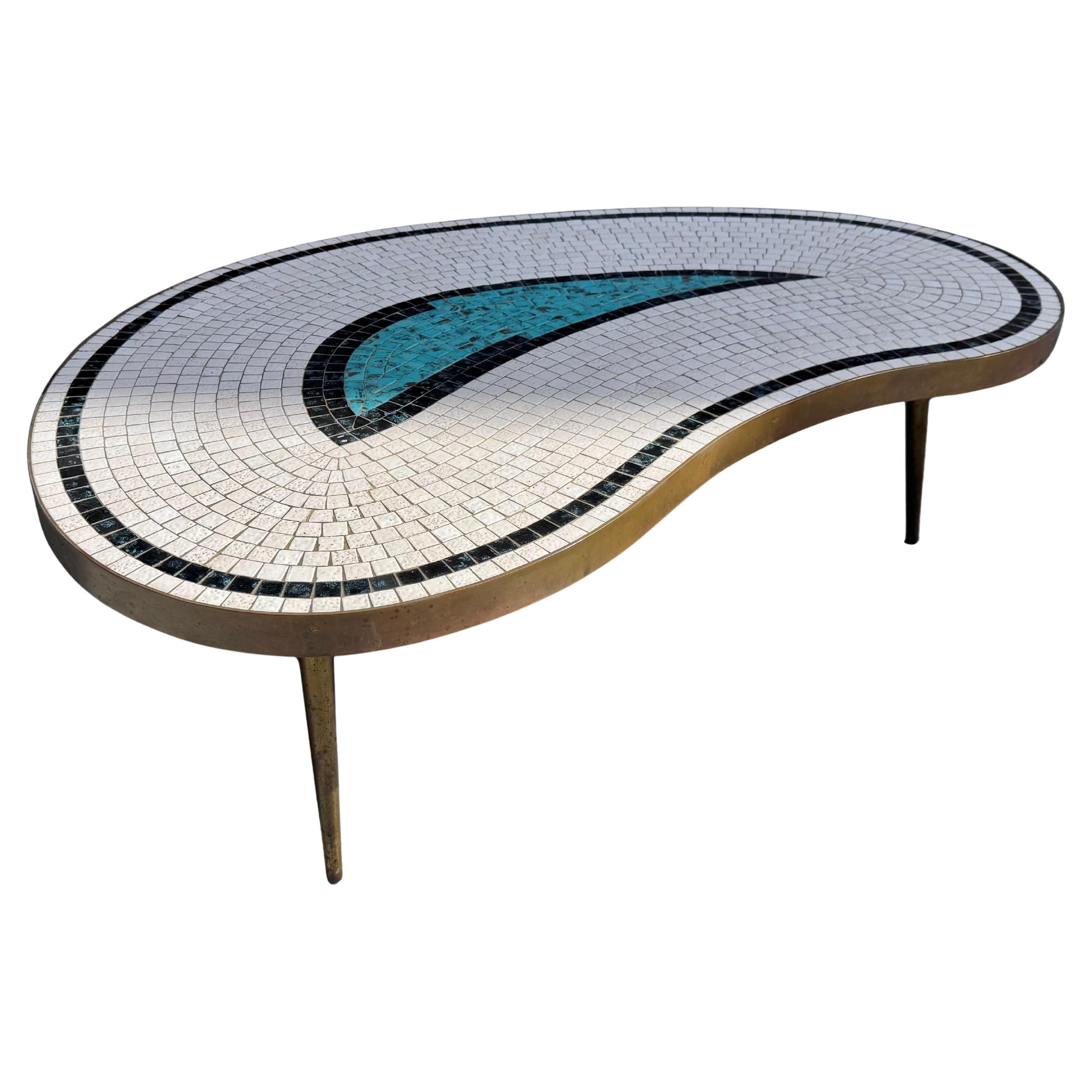 Table basse à plateau en tuiles de forme réniforme attribuée à Hohenberg et datant du milieu du siècle dernier