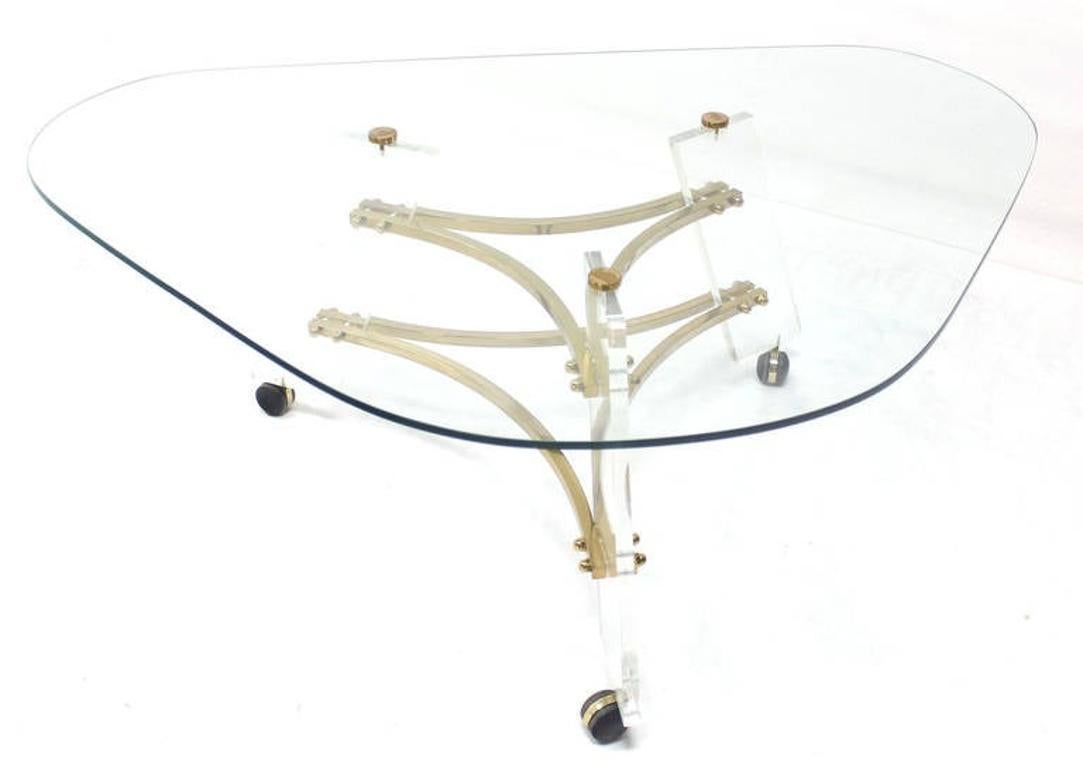 Mid-Century Modern Table basse en forme de rein en laiton et base en lucite The Moderns Mint ! en vente