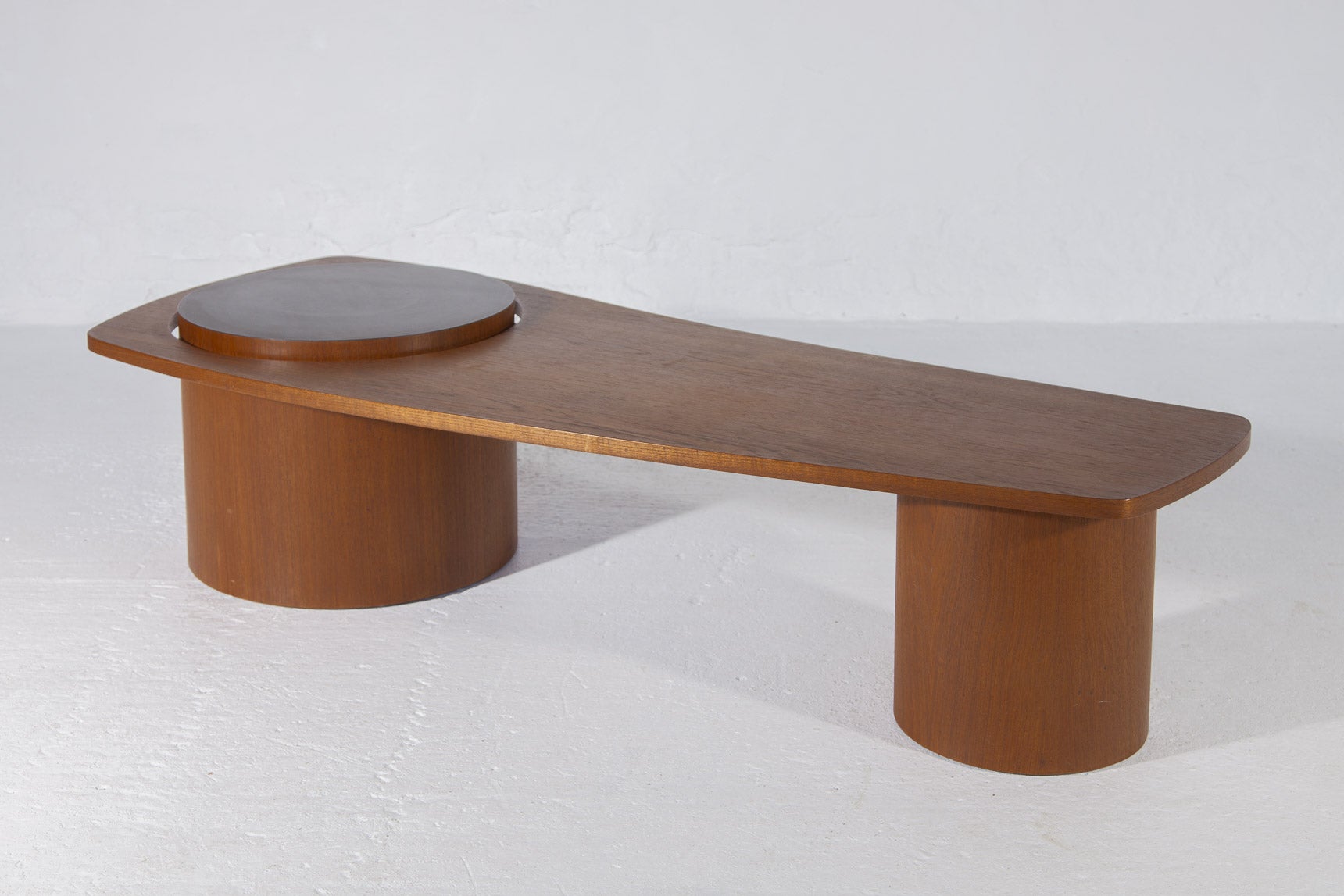 Danish organisch kidney shaped teak coffee table 1960s. Very stylish mid-century modern coffee table with a round core point black lacquered gives a nice accent to the kidney-shaped design floating top. Denmark Furniture.
Good original condition,