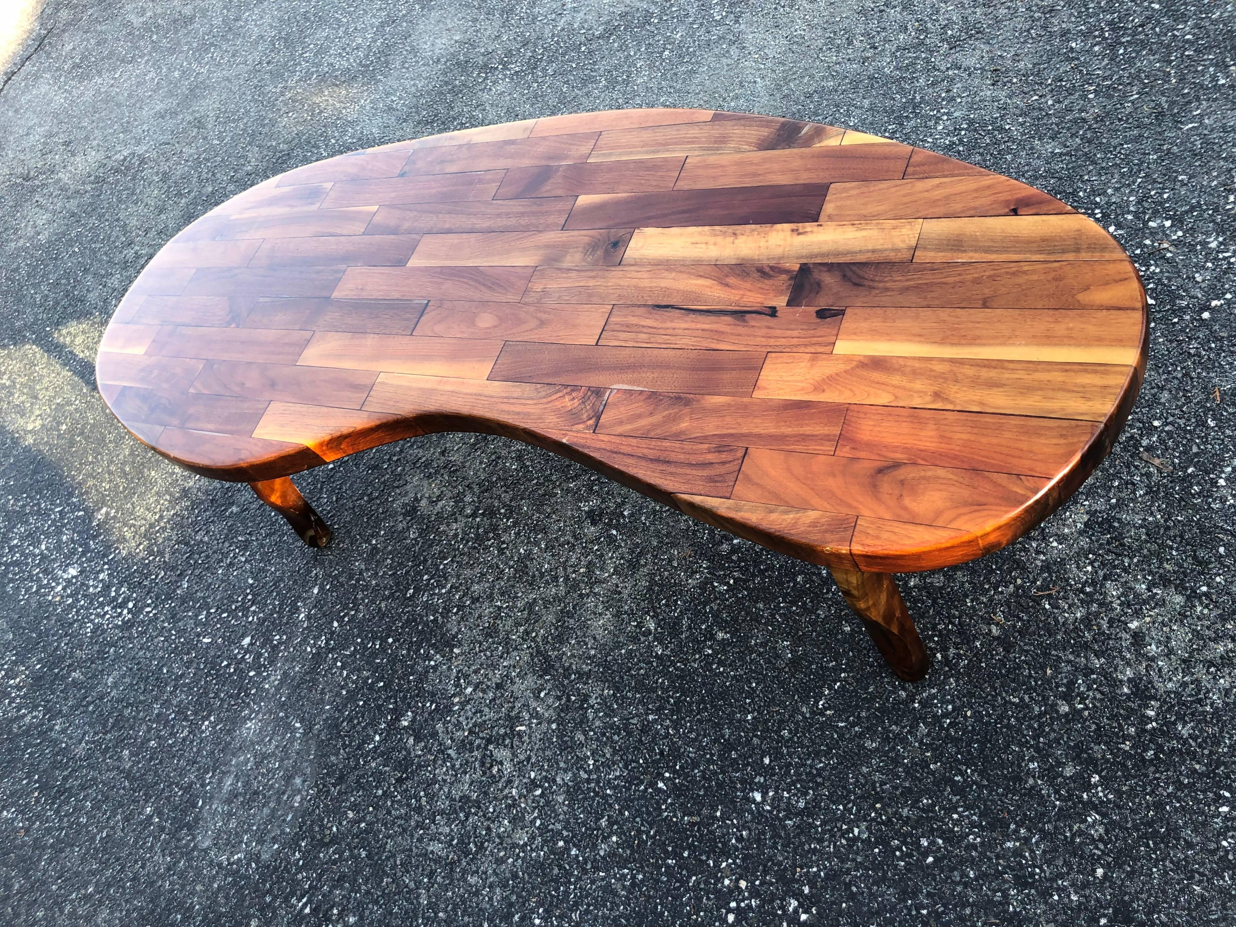 Table basse en bois en forme de rein, de style moderne du milieu du siècle. Cette table donne une impression de parquet.