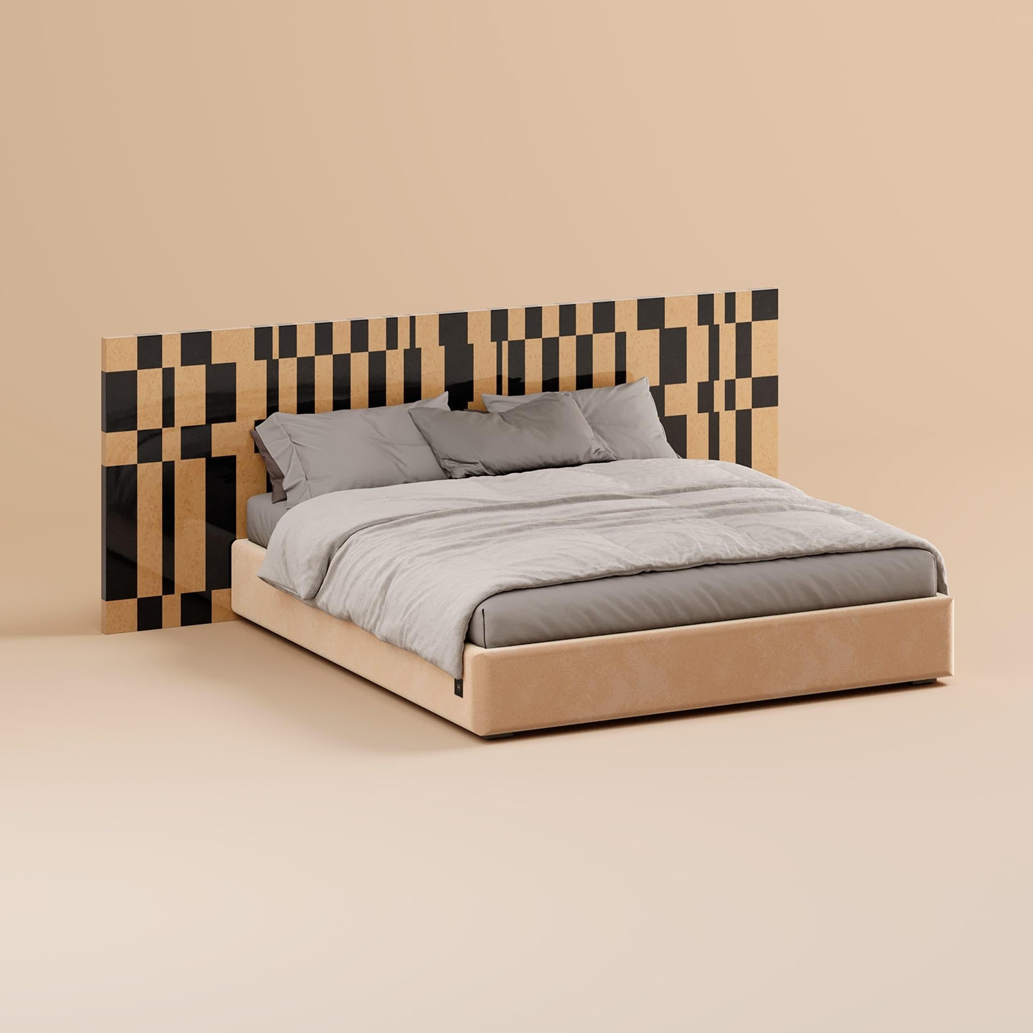 Modernes King-Kopfteil-Bett aus Holz mit schwarzen Streifen und geometrischem Muster, Mitte des Jahrhunderts (Portugiesisch) im Angebot
