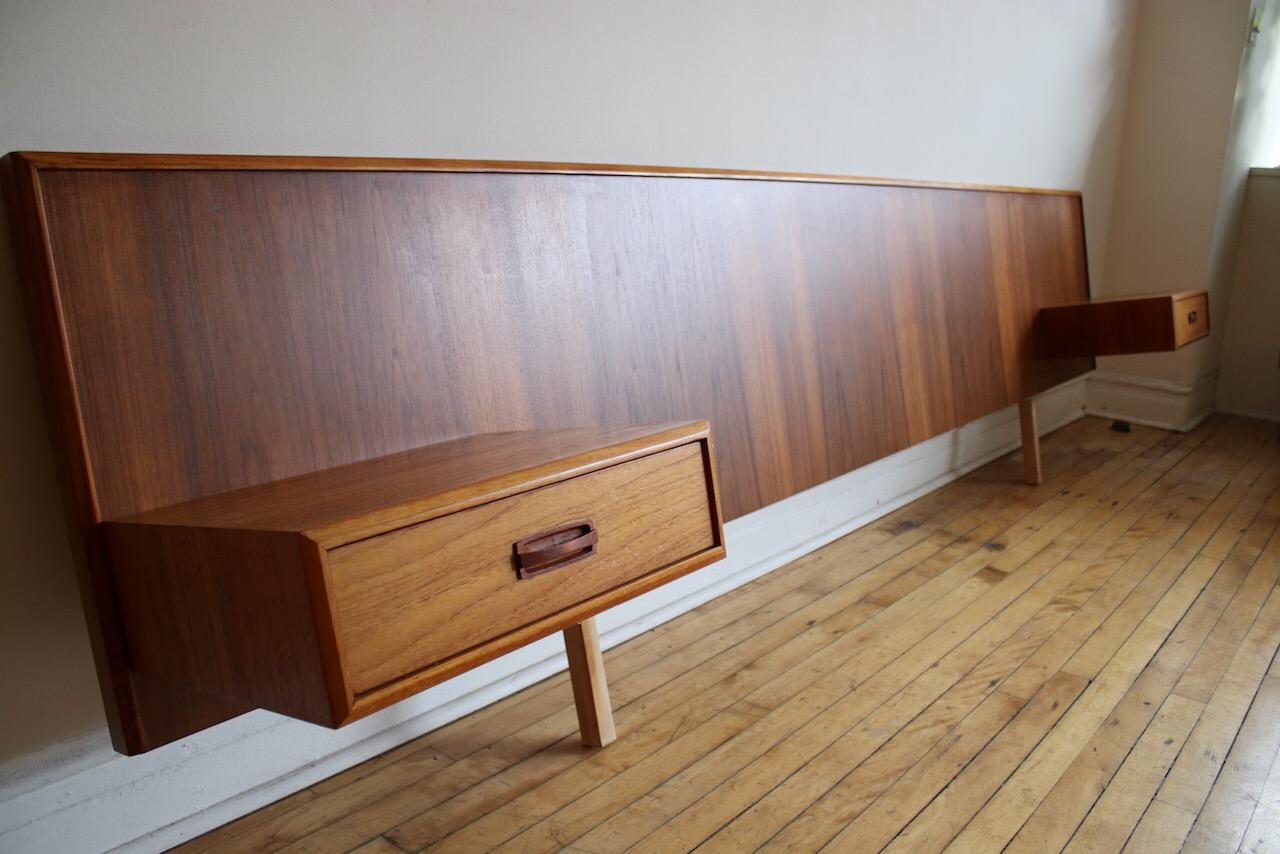 Tête de lit danoise de style Mid-Century Modern.
Tête de lit en bois de teck avec tables de nuit flottantes.
Un tiroir dans chaque table de nuit.
Se fixe au cadre de votre lit.
Les tables de nuit se détachent pour un transport facile.
Excellent