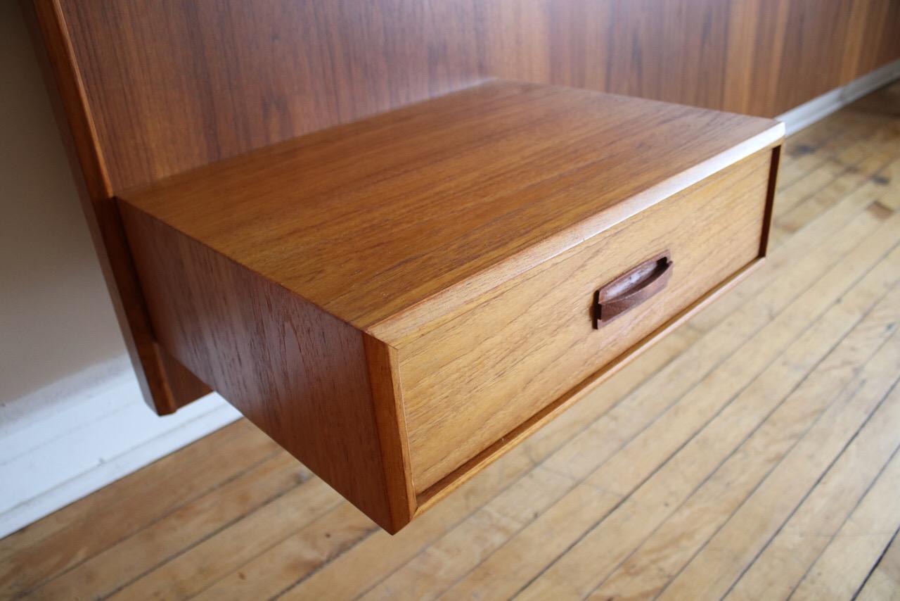 Scandinave moderne Tête de lit King-Size en teck, moderne du milieu du siècle dernier, avec tables de nuit flottantes
