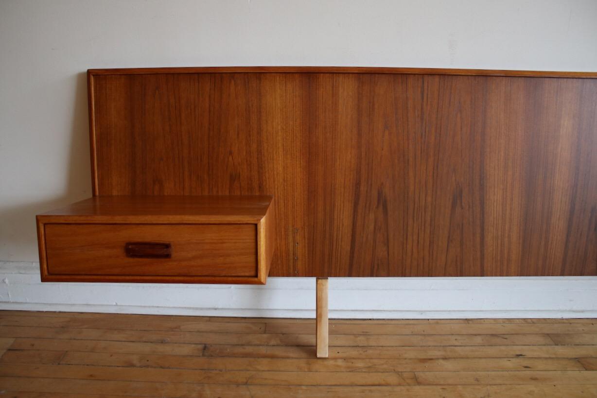 Danois Tête de lit King-Size en teck, moderne du milieu du siècle dernier, avec tables de nuit flottantes