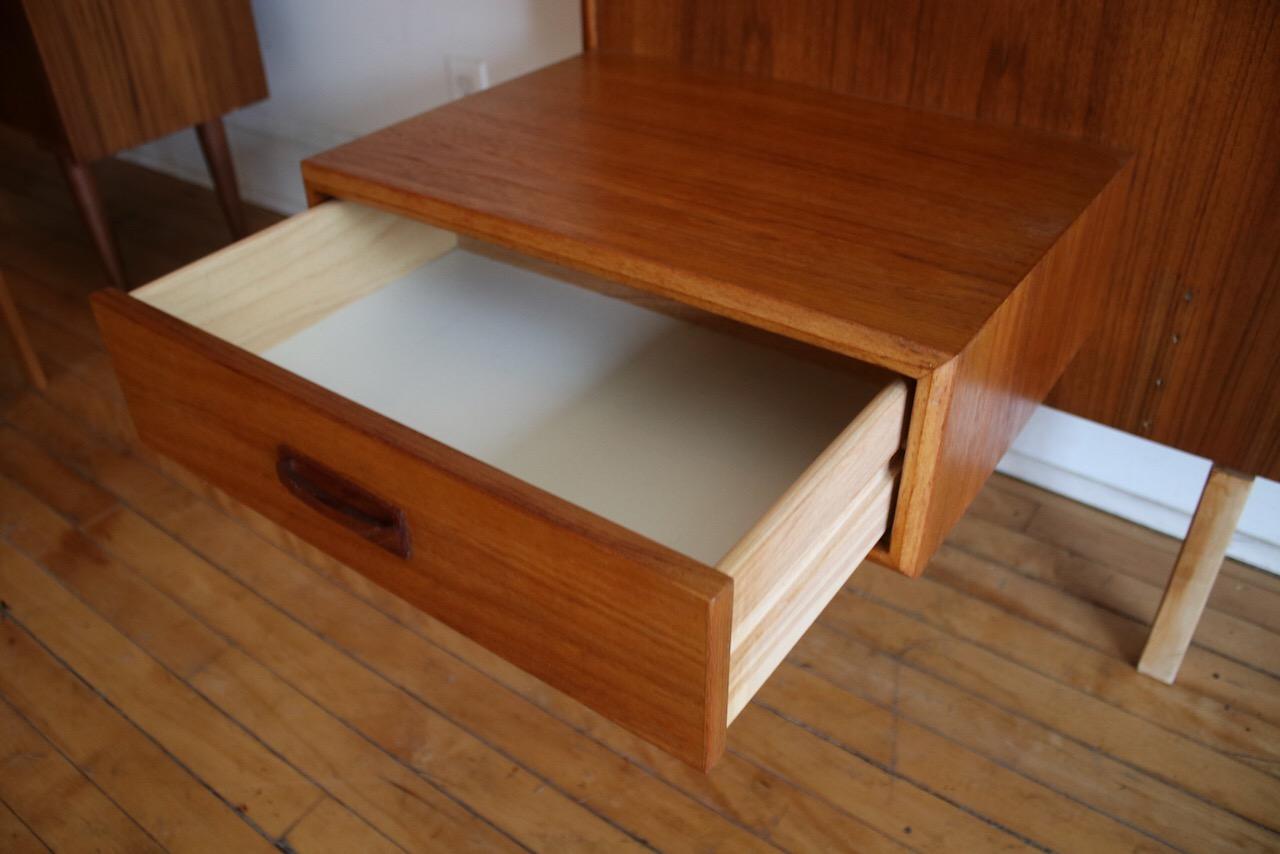 20ième siècle Tête de lit King-Size en teck, moderne du milieu du siècle dernier, avec tables de nuit flottantes
