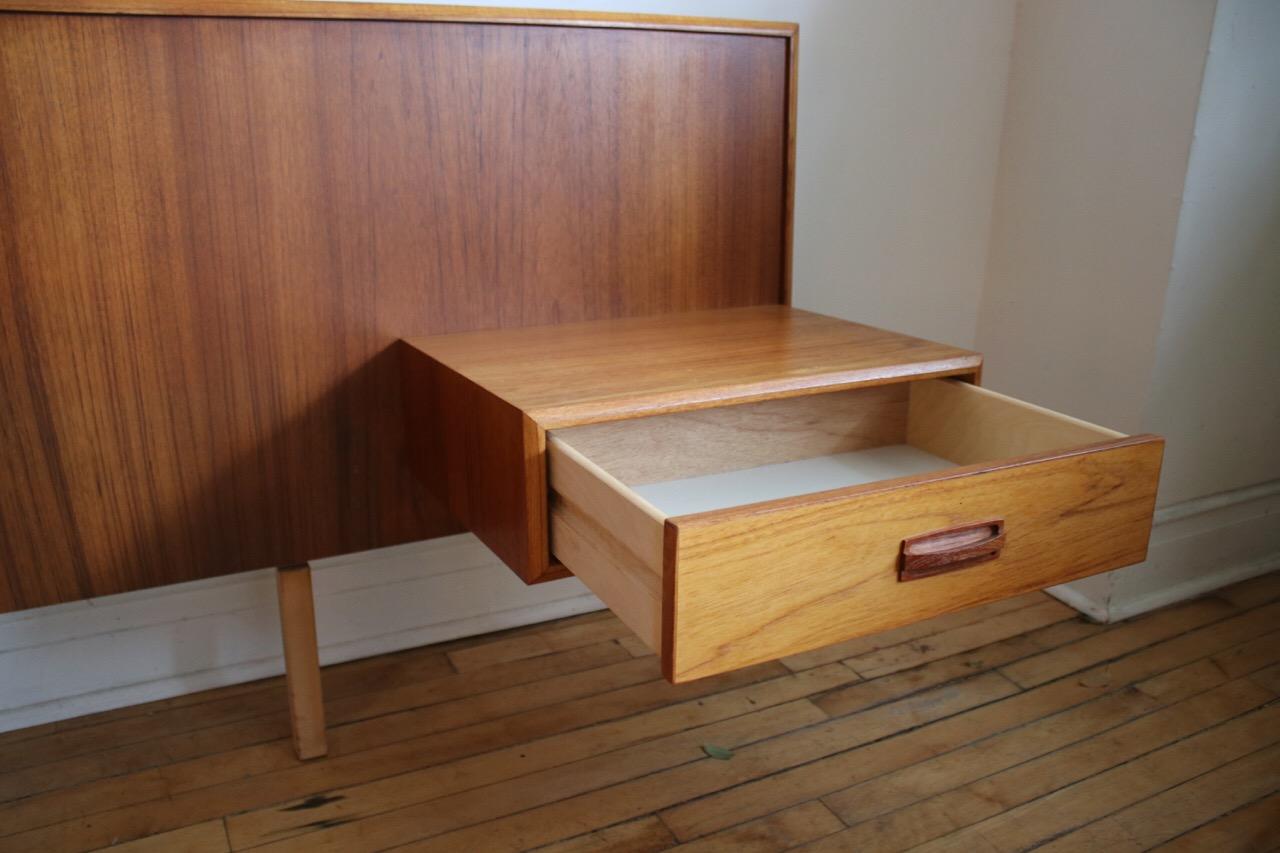 Teck Tête de lit King-Size en teck, moderne du milieu du siècle dernier, avec tables de nuit flottantes