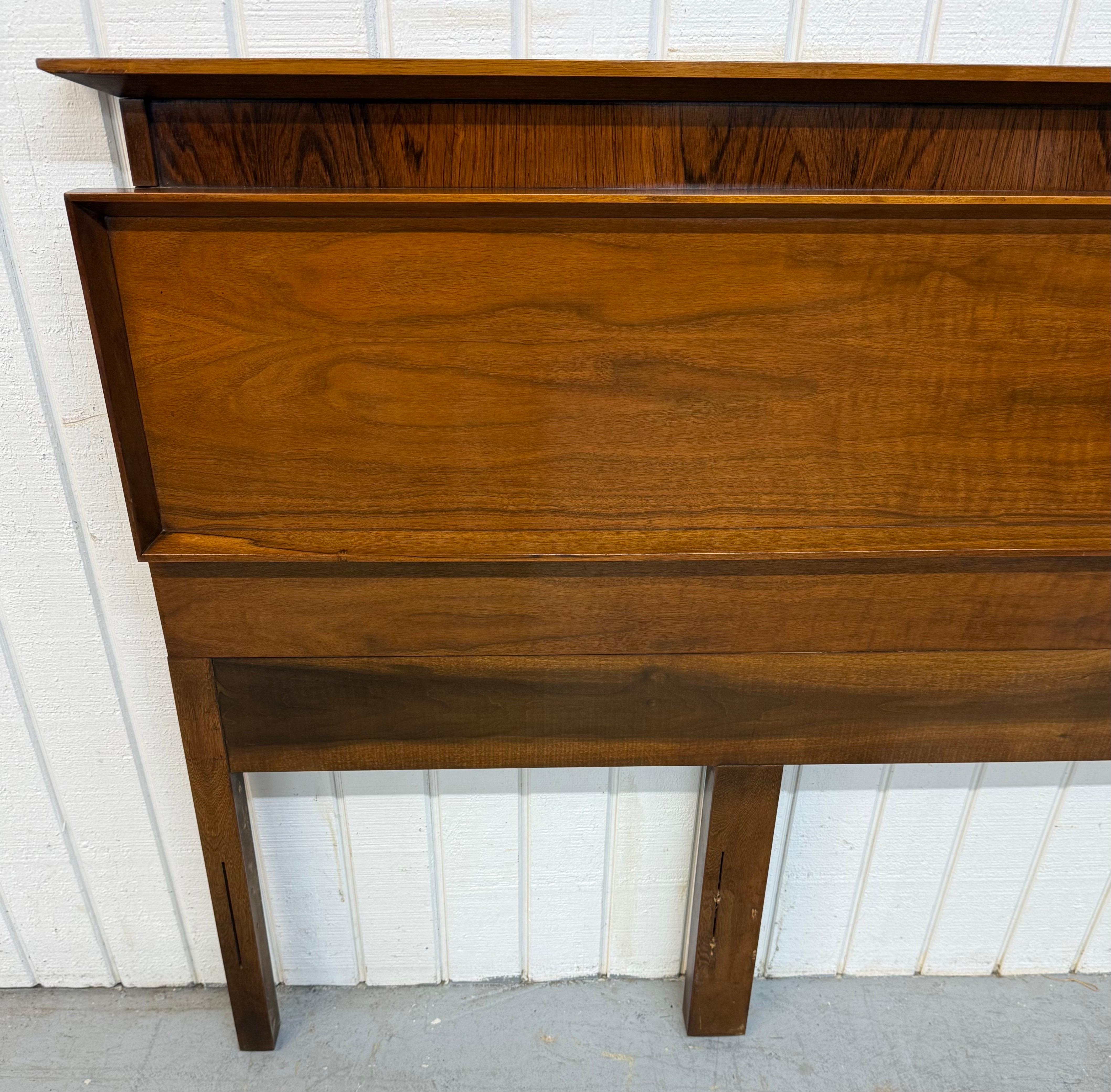 Américain Tête de lit King Size en noyer et palissandre de style moderne du milieu du siècle dernier en vente