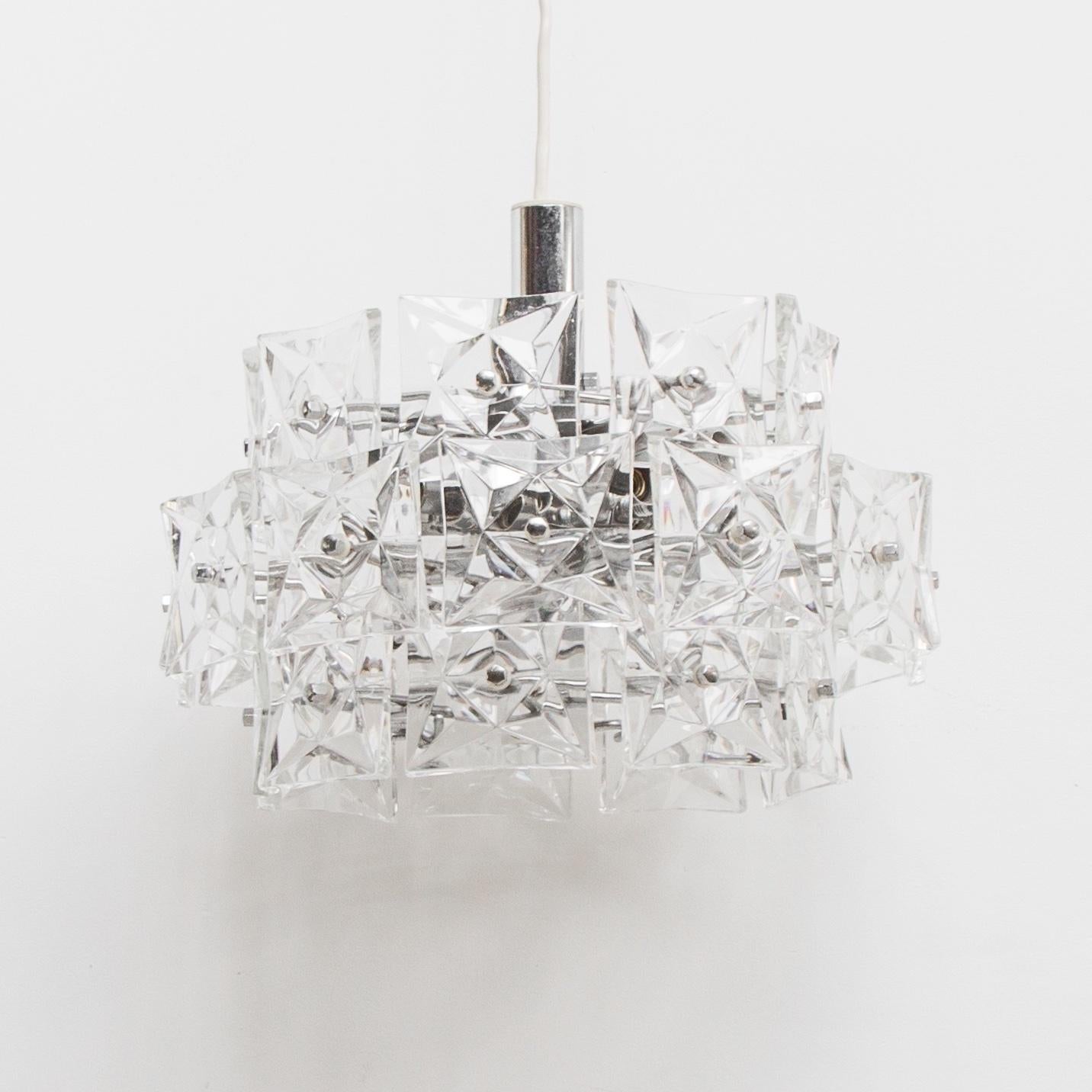 

Eleganza e raffinatezza con questo lampadario in cristallo a prisma Kinkeldey, di stile Mid-Century Modern. Progettato negli anni '70 dal rinomato team di designer Kinkeldey e prodotto in Germania, questo lampadario vanta una qualità eccezionale e