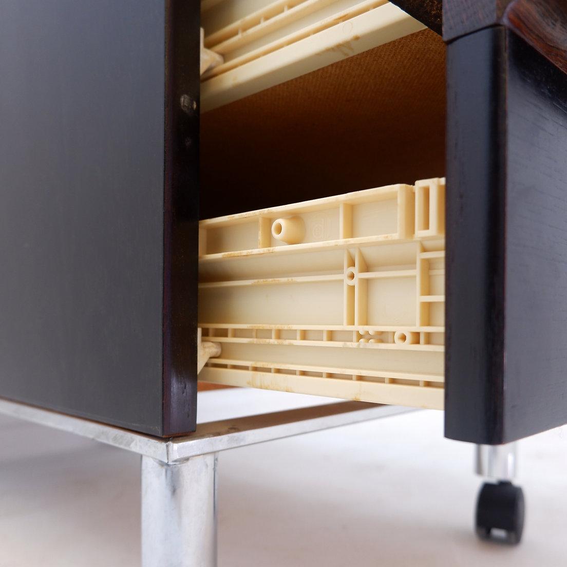 Cassettiere mobili per ufficio Kinnarps di metà secolo - Circa 1970
Scrivania - Piedistalli per ufficio
Misure: 43x71cm H. 61,5cm 
Top: 43x65cm 
Materiali : Wood - Plastica - Cromo
Usura coerente con l'età e l'uso
 