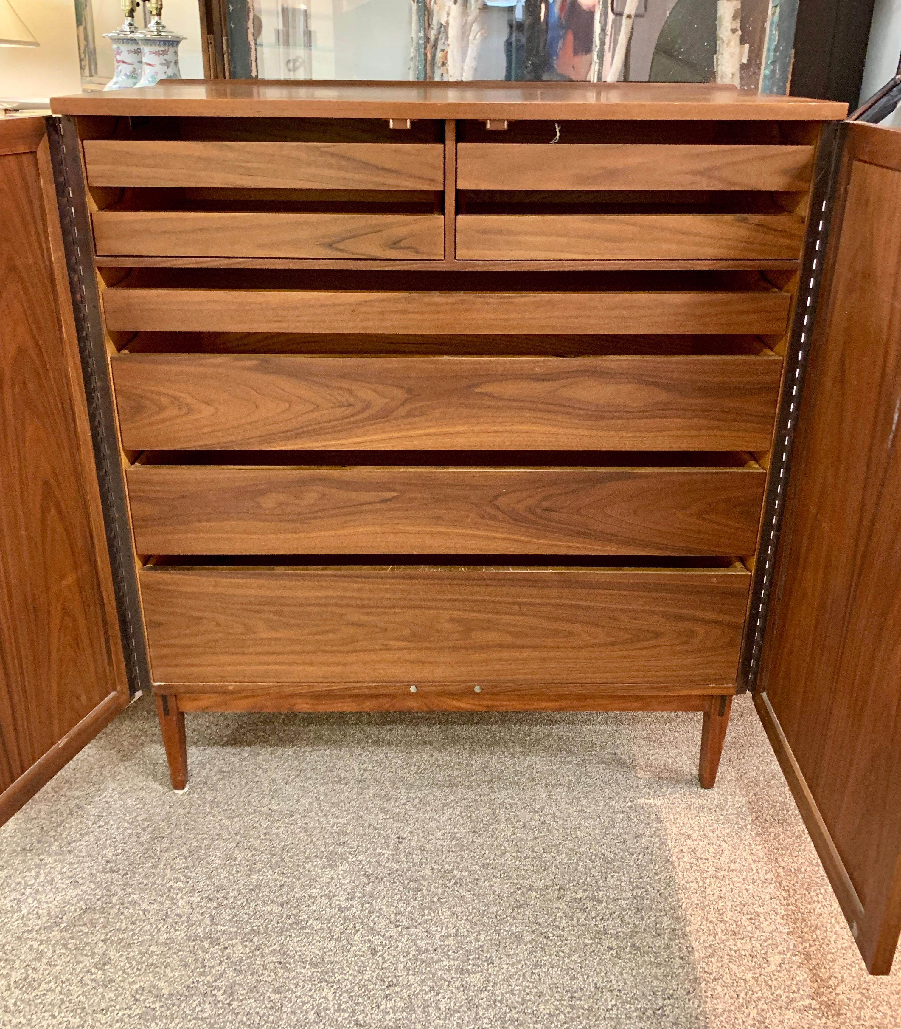 Mid-Century Modern Kip Stewart Walnut Chest Cabinet Dresser Directional In Good Condition In West Hartford, CT