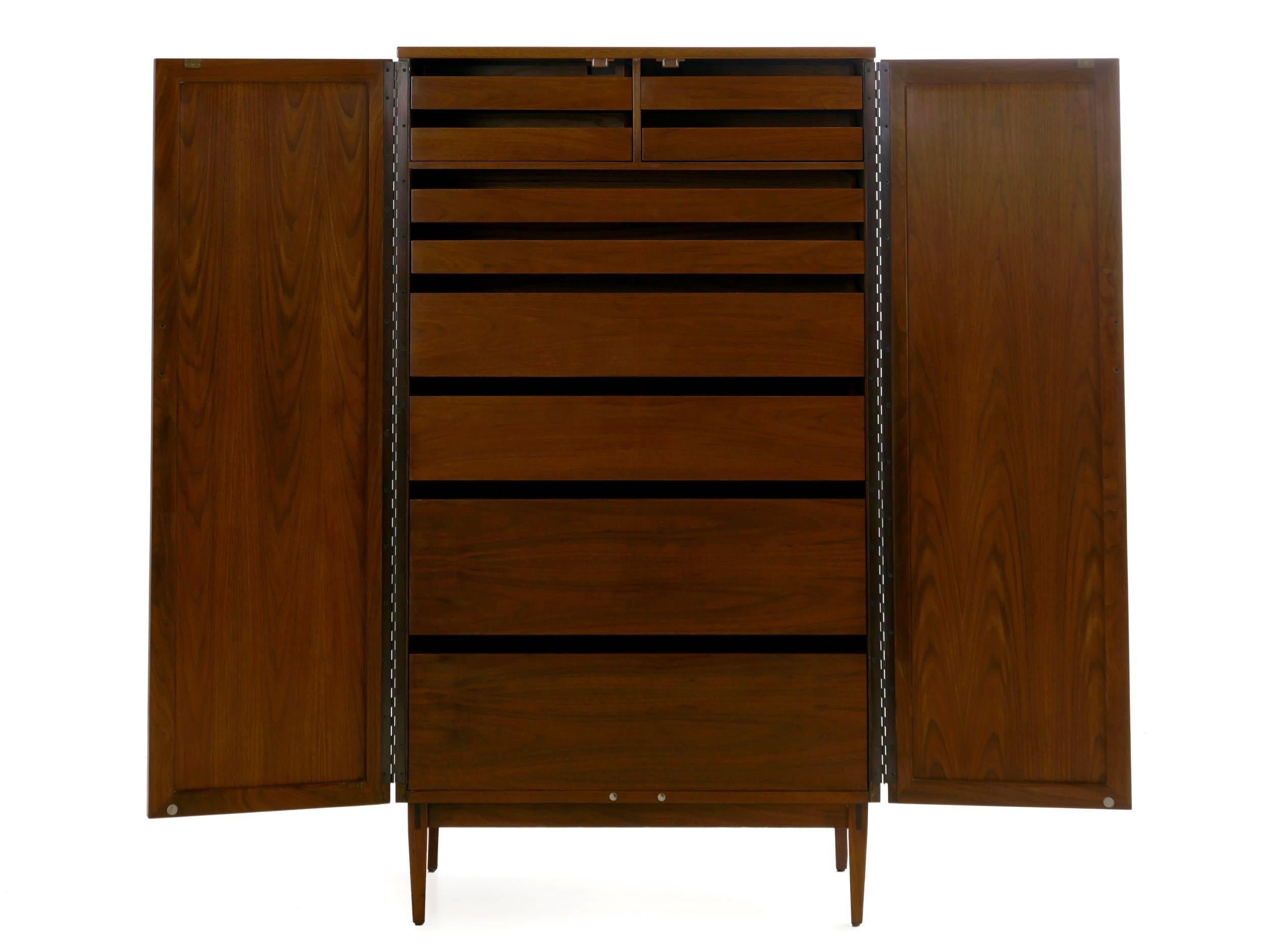 American Mid-Century Modern Kipp Stewart for Calvin“Directional” Walnut 10-Drawer Dresser