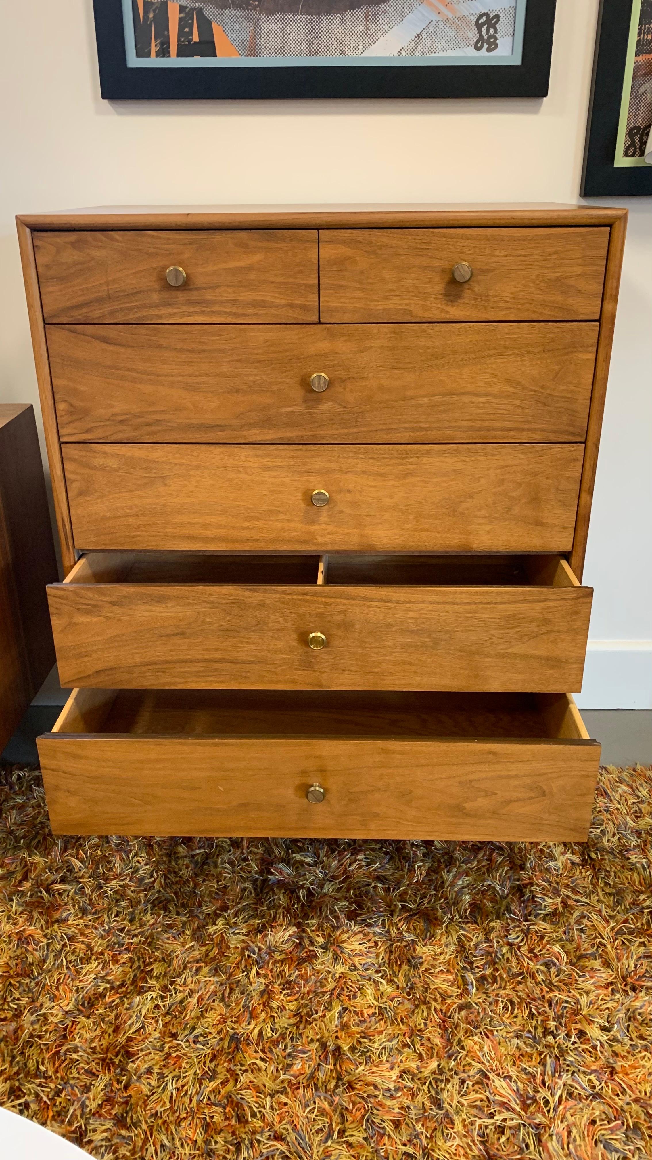 Commode haute en noyer 