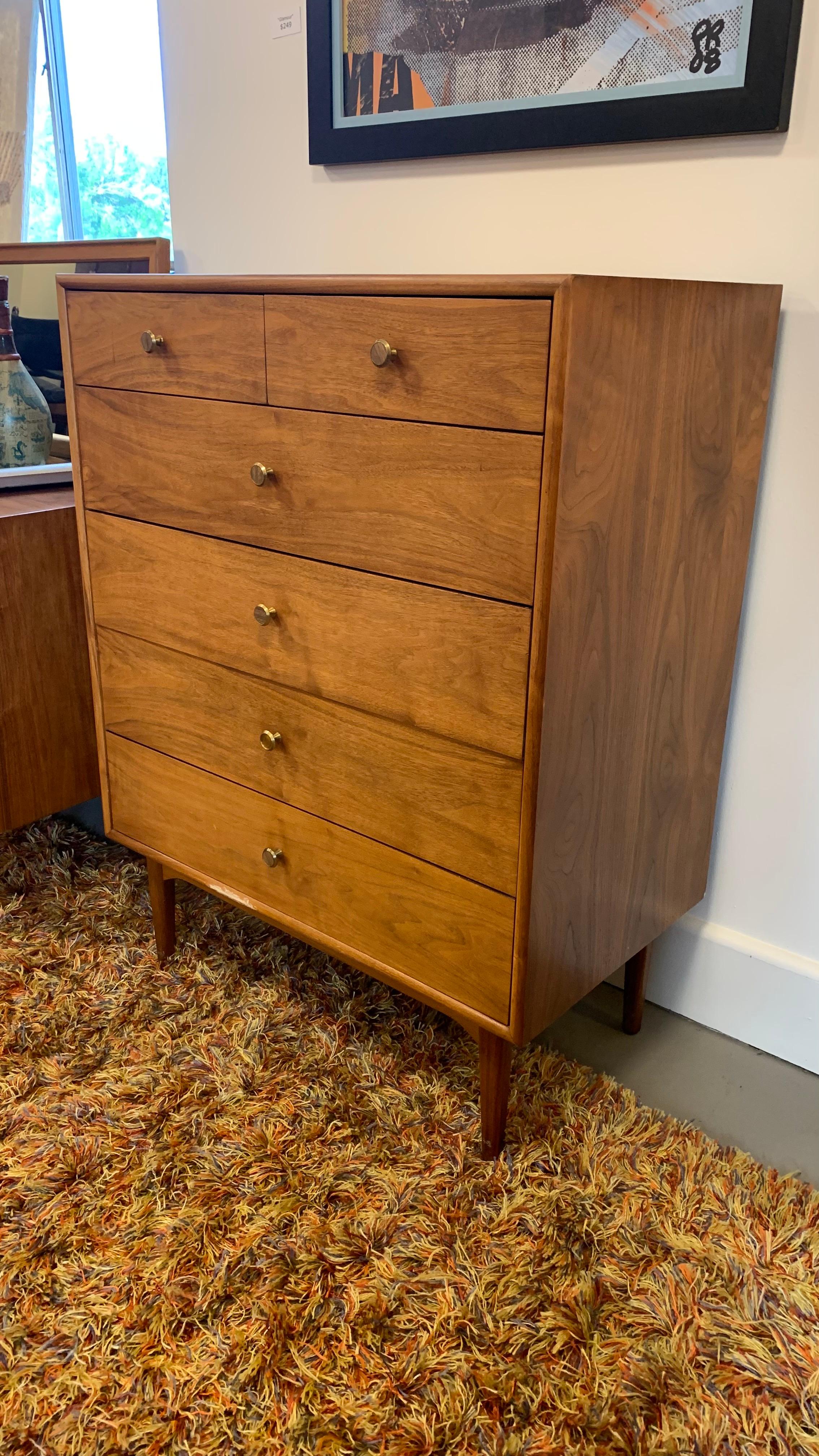Mid-Century Modern Commode haute en noyer Kipp Stewart pour Drexel 