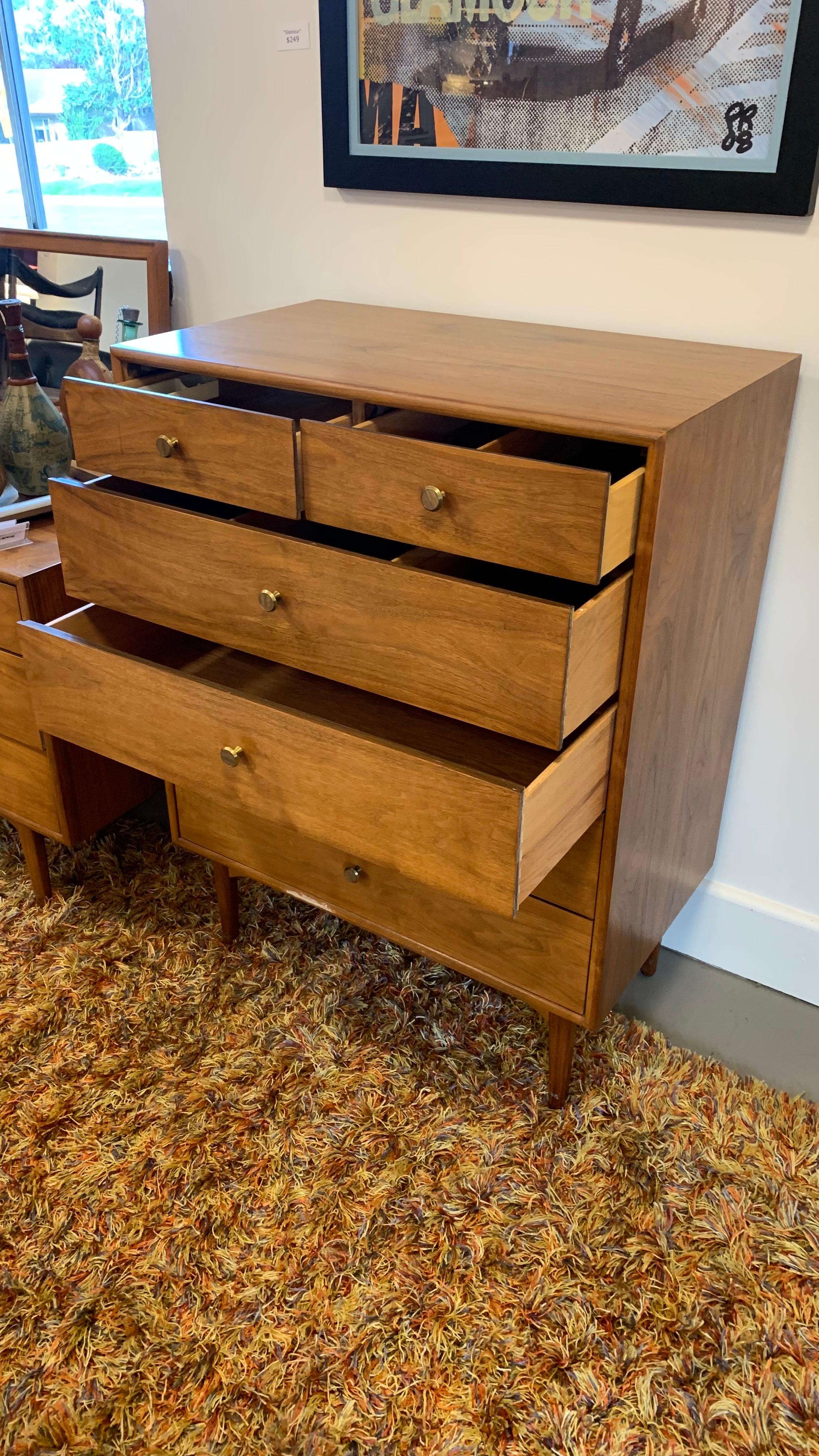 Américain Commode haute en noyer Kipp Stewart pour Drexel 