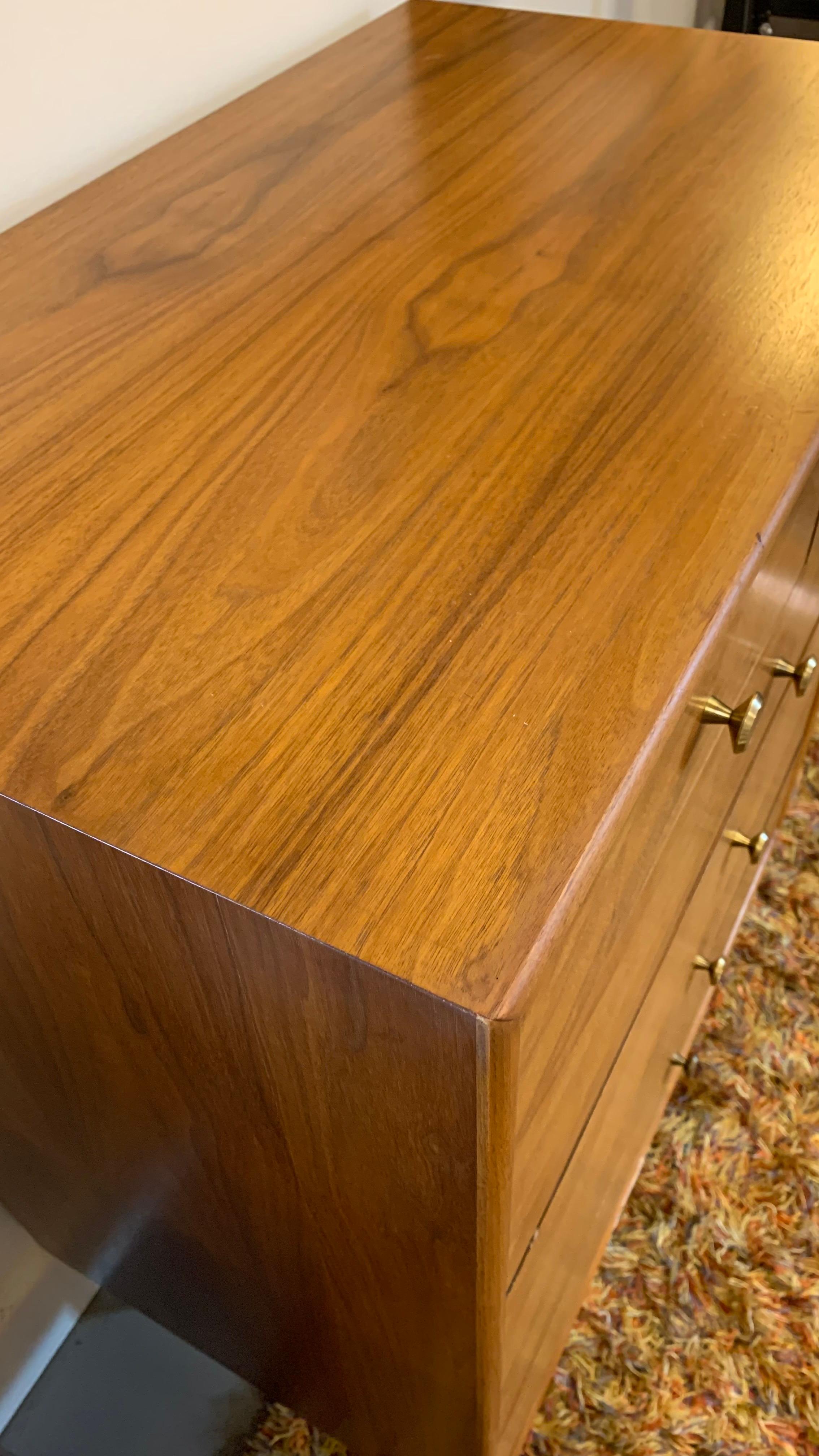 Laiton Commode haute en noyer Kipp Stewart pour Drexel 
