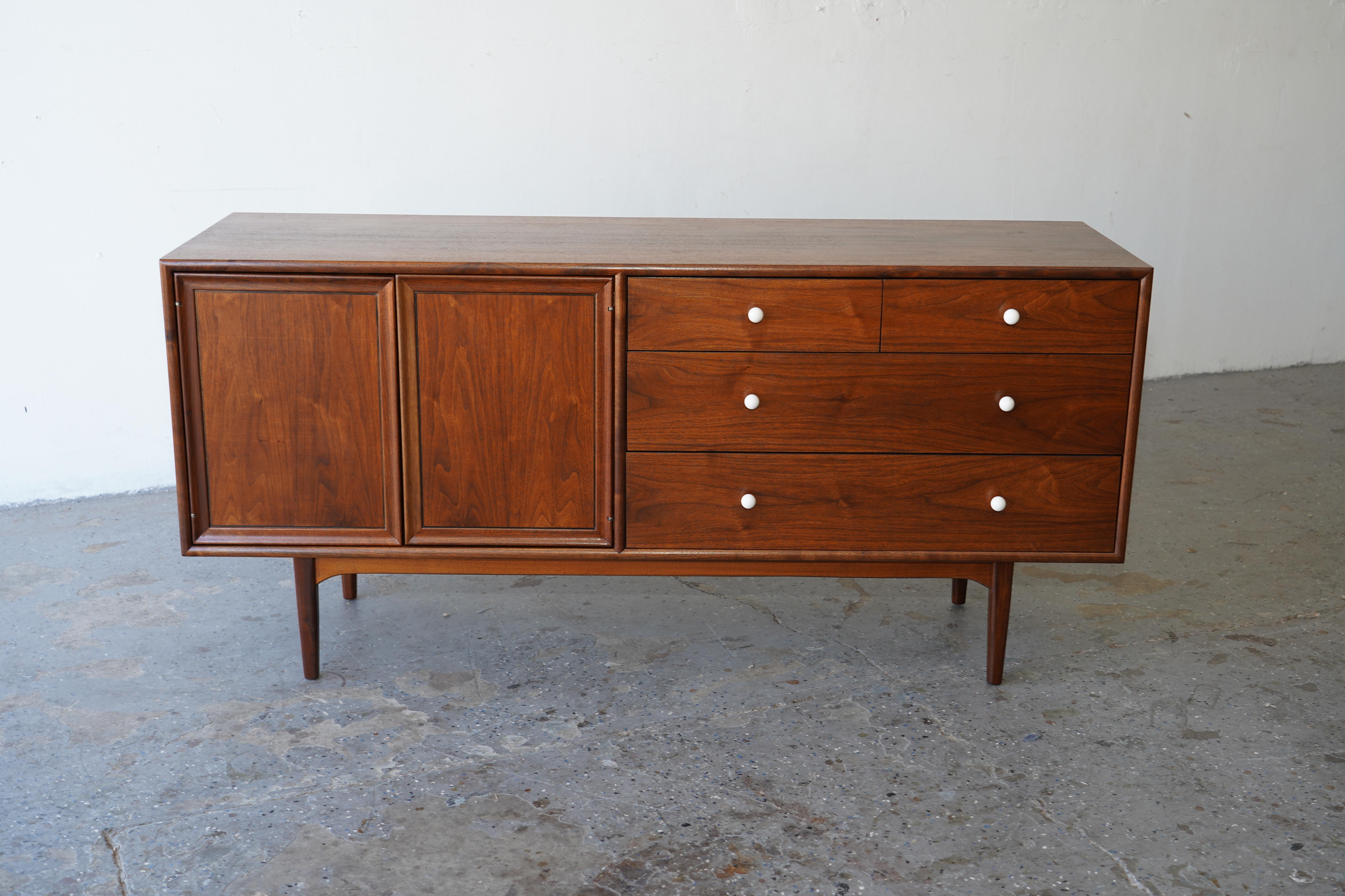 Questo bellissimo comò / credenza a dieci cassetti restaurato professionalmente  di Kipp Stewart & Stewart MacDougall per la loro collezione Drexel Declaration. Ha quattro cassetti a vista con pomelli originali in porcellana sferica e distanziatori