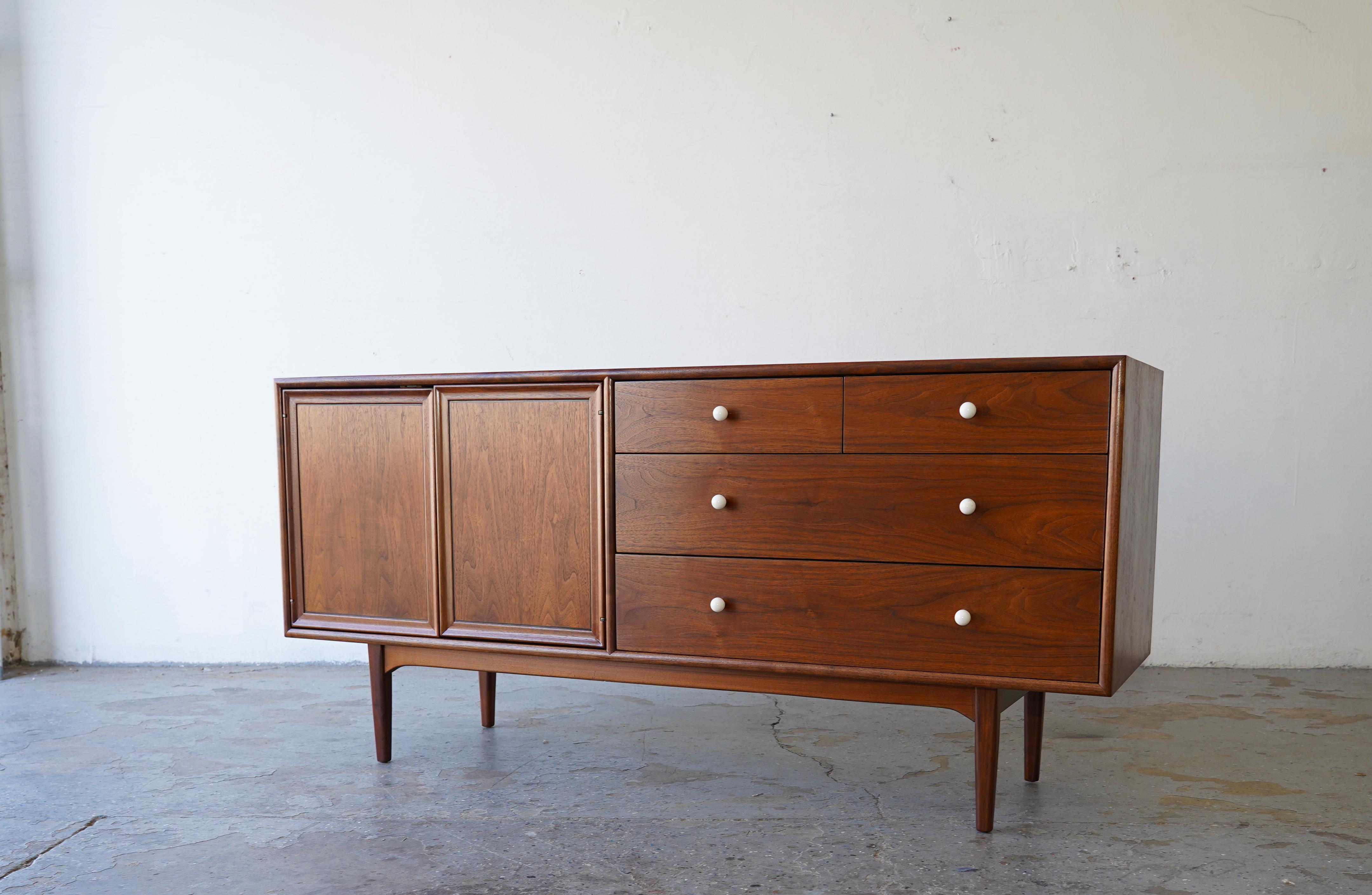 Mid-Century moderno Comò / Credenza Kipp Stewart & Stewart MacDougall, metà del secolo scorso. in vendita