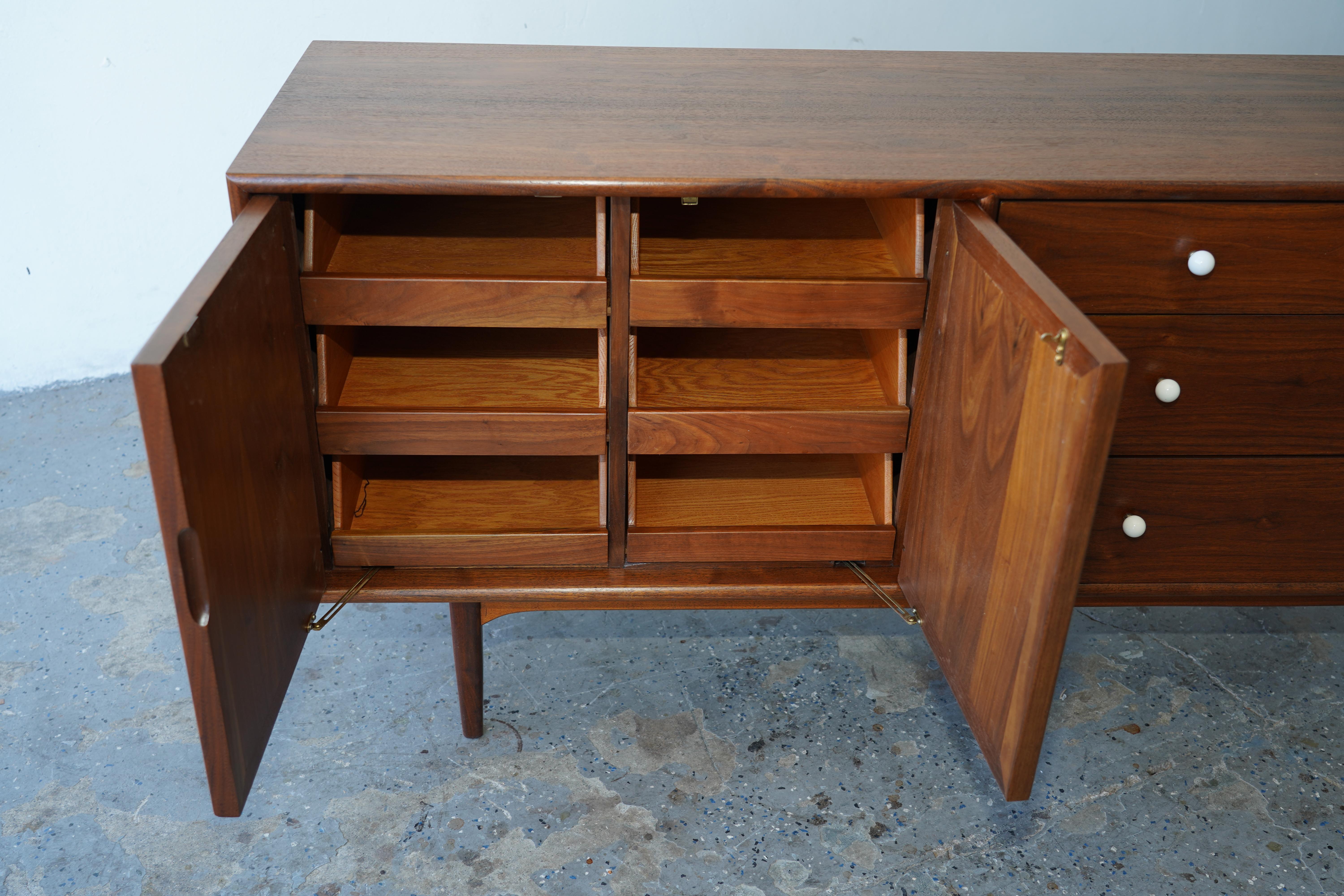 Americano Comò / Credenza Kipp Stewart & Stewart MacDougall, metà del secolo scorso. in vendita