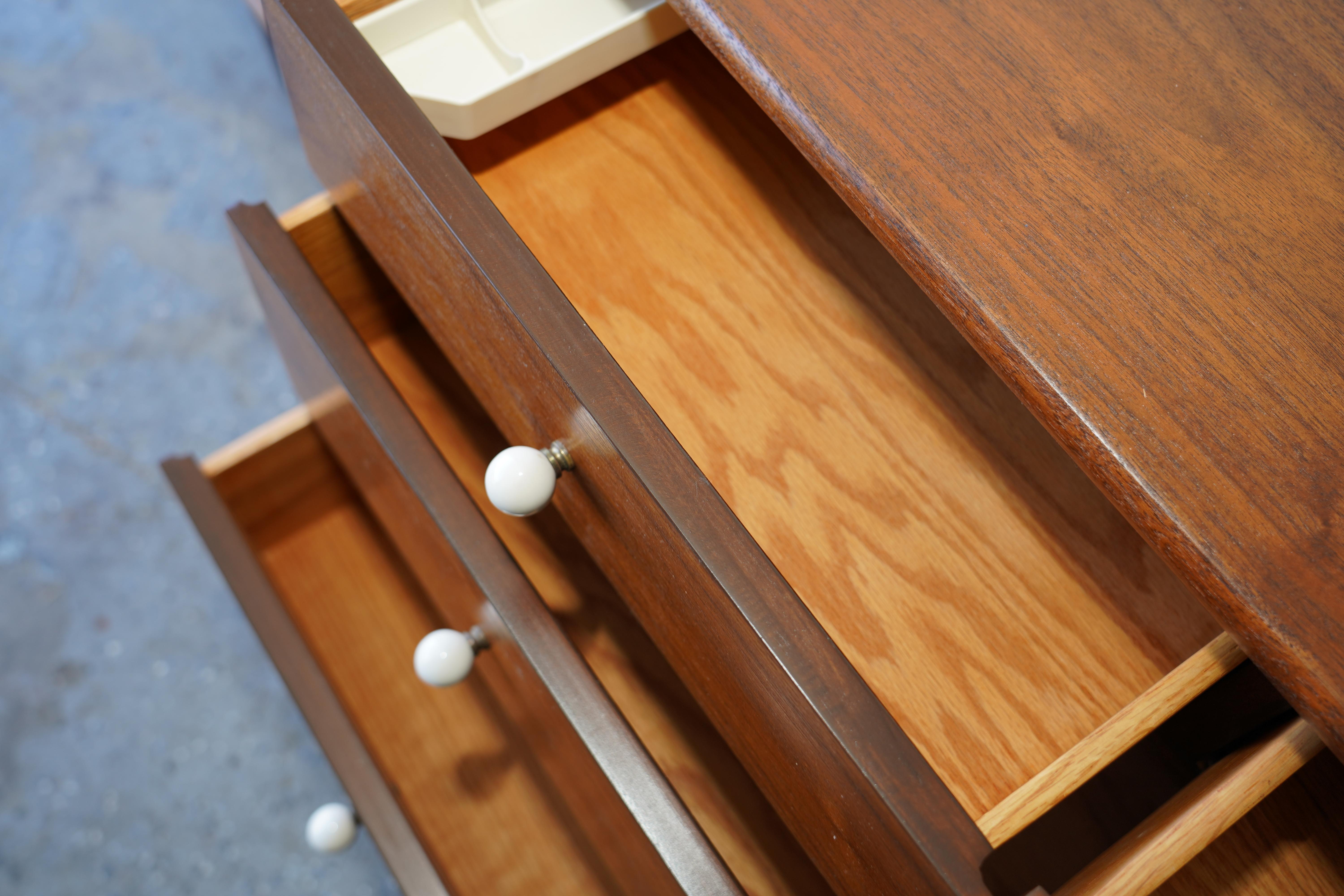 Noce Comò / Credenza Kipp Stewart & Stewart MacDougall, metà del secolo scorso. in vendita