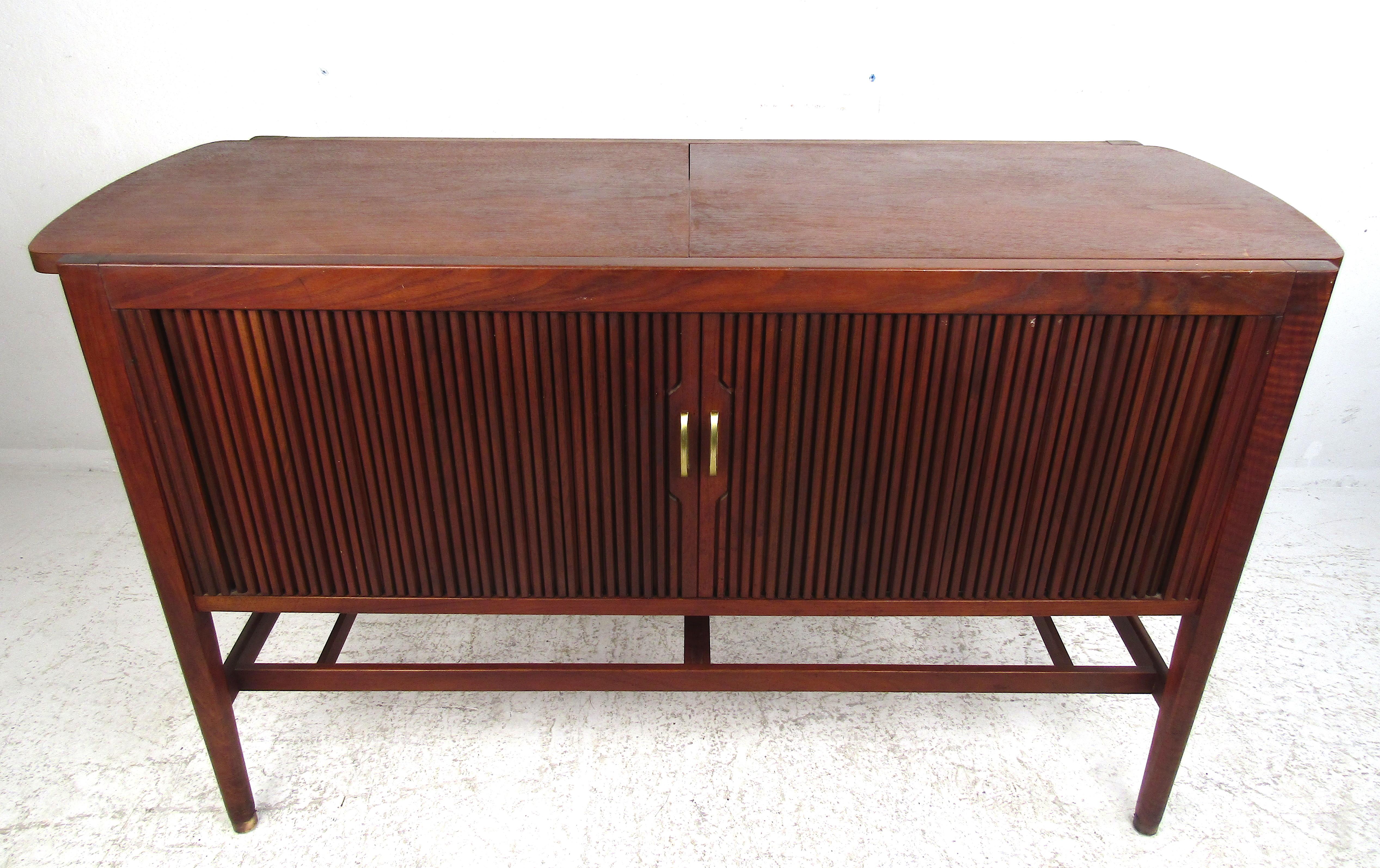 This beautiful vintage modern server features an expanding top that goes from 49.5 inches all the way to 84 inches. Designed by Stewart MacDougal and Kipp Stweart for Drexel's Declaration series. Two walnut leaves slide in opposite directions