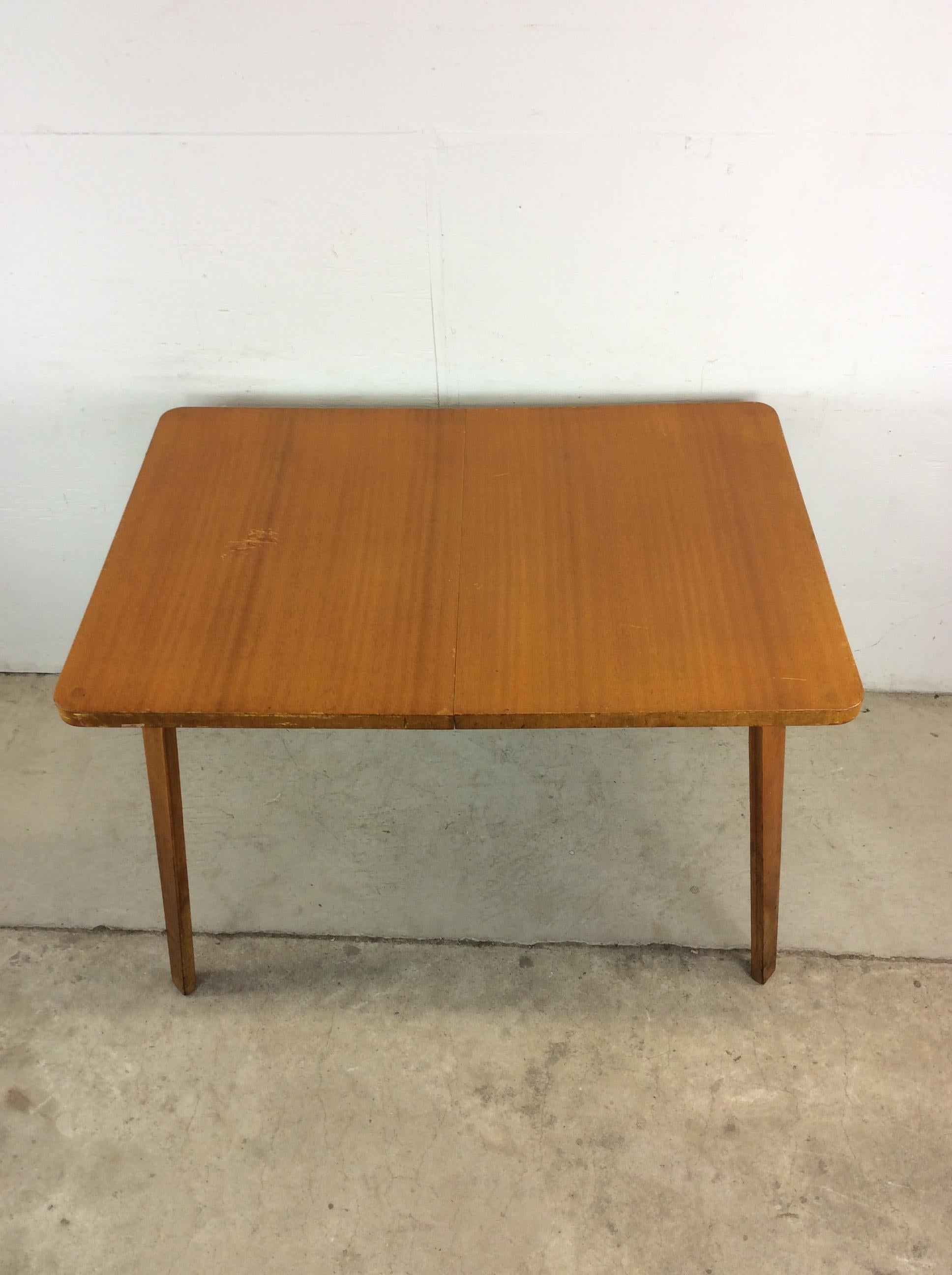 Cette table de salle à manger moderne du milieu du siècle présente une construction en bois dur, un placage en érable avec une finition originale, une feuille pour plus d'espace, au sommet des pieds en bois courbé.u2028u2028Table d'appoint et