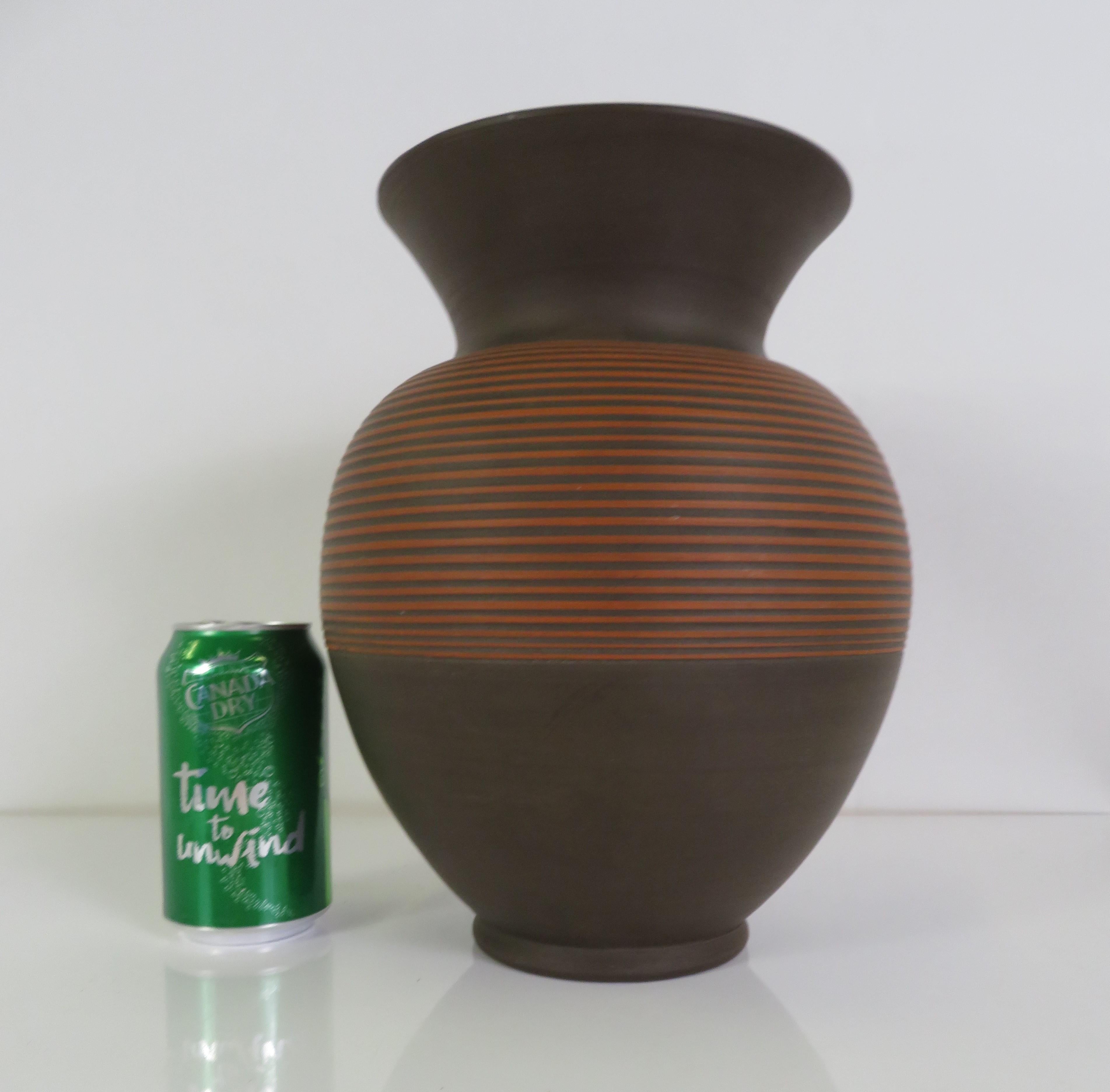 Grand vase Klinker en poterie allemande moderne du milieu du siècle 1960.  Le corps du vase est peint avec une glaçure brun chocolat foncé et des bandes incisées dans l'argile découvrent l'argile rouge brique sous-jacente. Incisé sur le fond plat