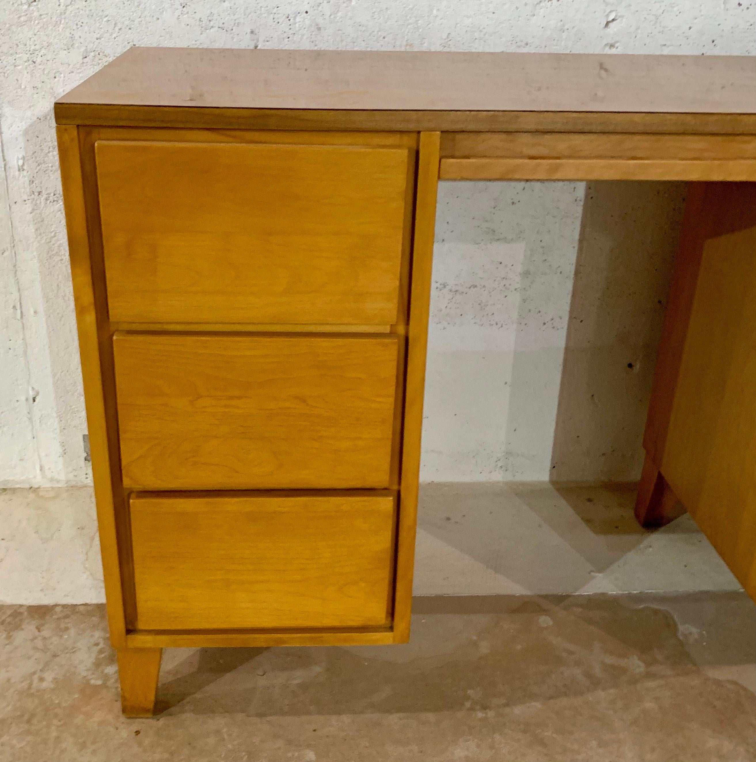 American Mid-Century Modern Kneehole Double Pedestal Desk Writing Table
