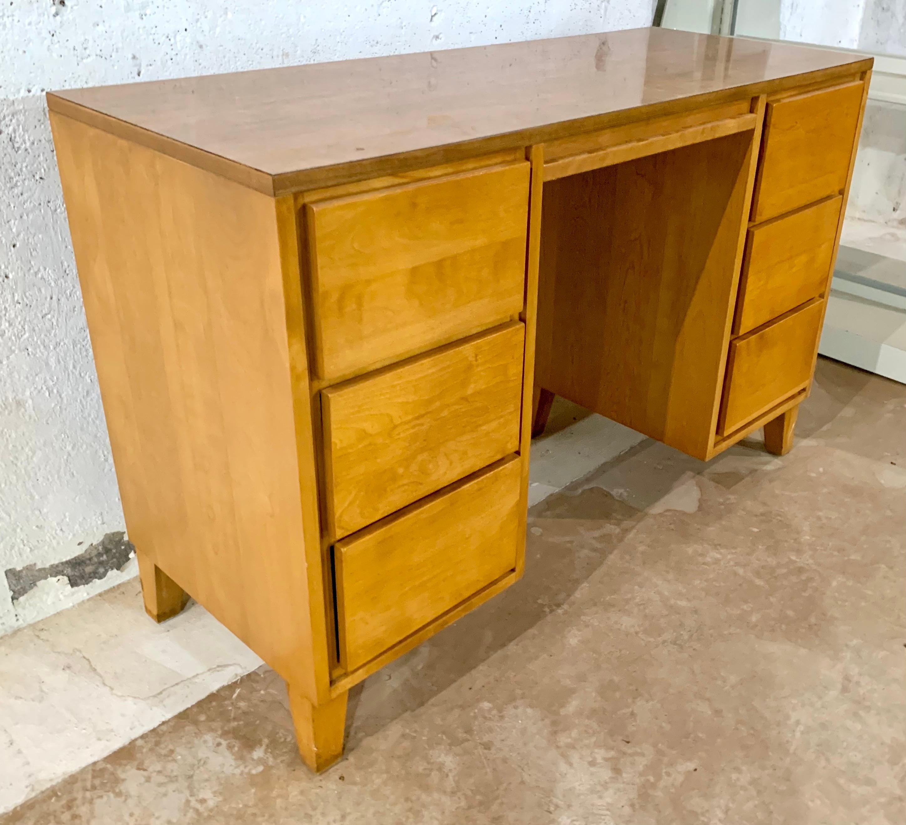 Mid-Century Modern Kneehole Double Pedestal Desk Writing Table In Good Condition In West Hartford, CT