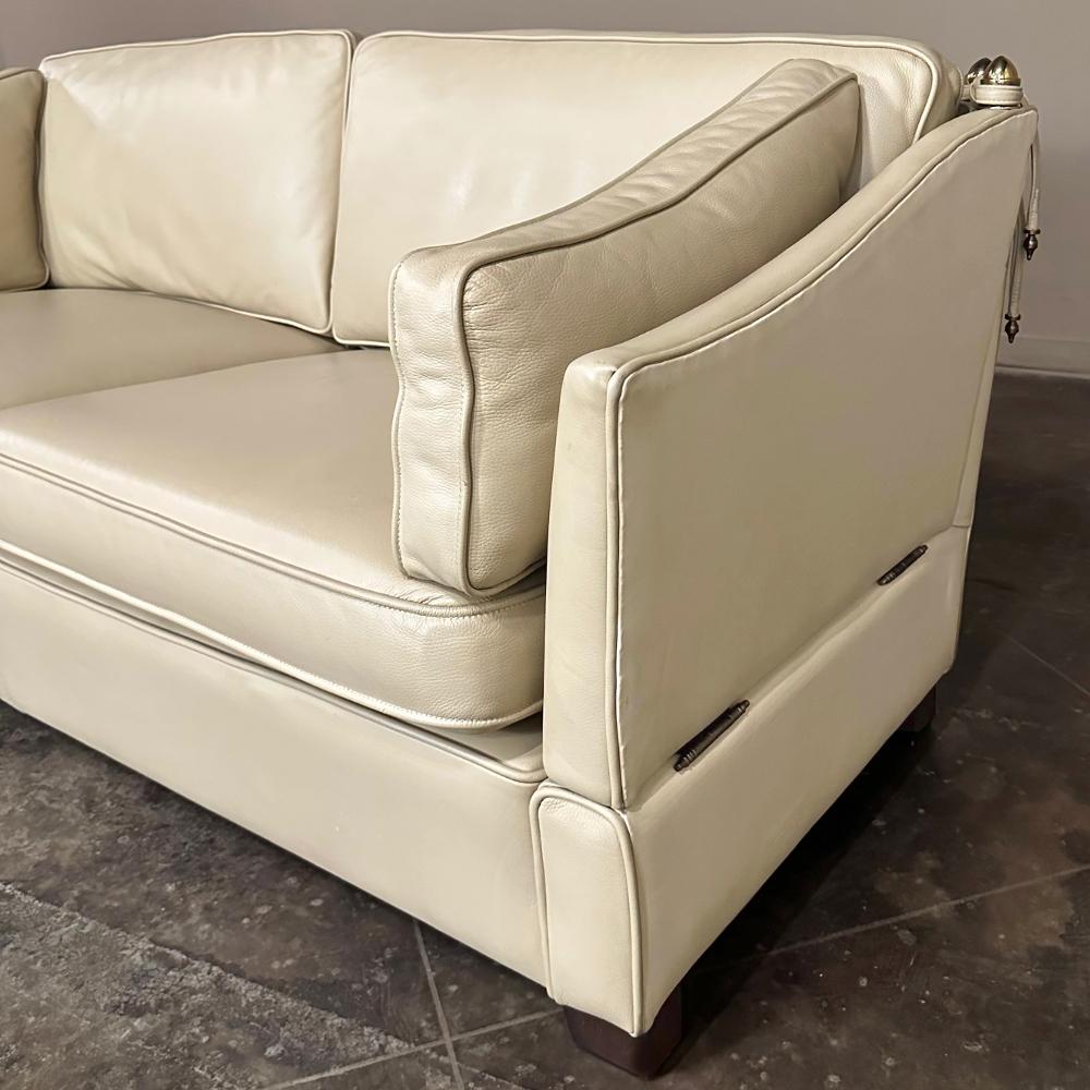 Modernes Knole-Leder-Sofa aus der Jahrhundertmitte im Angebot 7