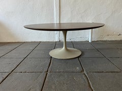 Table basse à tulipe ronde de 3 pieds, en noyer, par Eero Saarinen, modernité du milieu du siècle dernier, Knoll