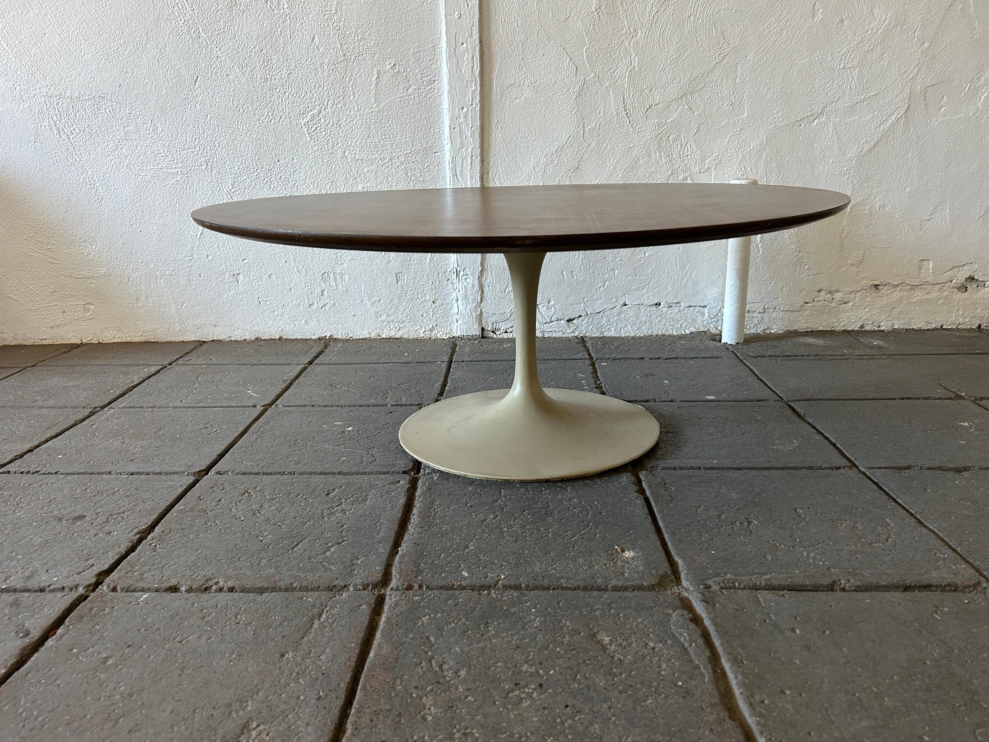 Mid-Century Modern knoll 3’ round tulip coffee table walnut Laminate top. Base is heavy and has has original off white paint. Has original felt ring around base to protect the floor. No labels. Has tapered edge on table top. Designed by Eero