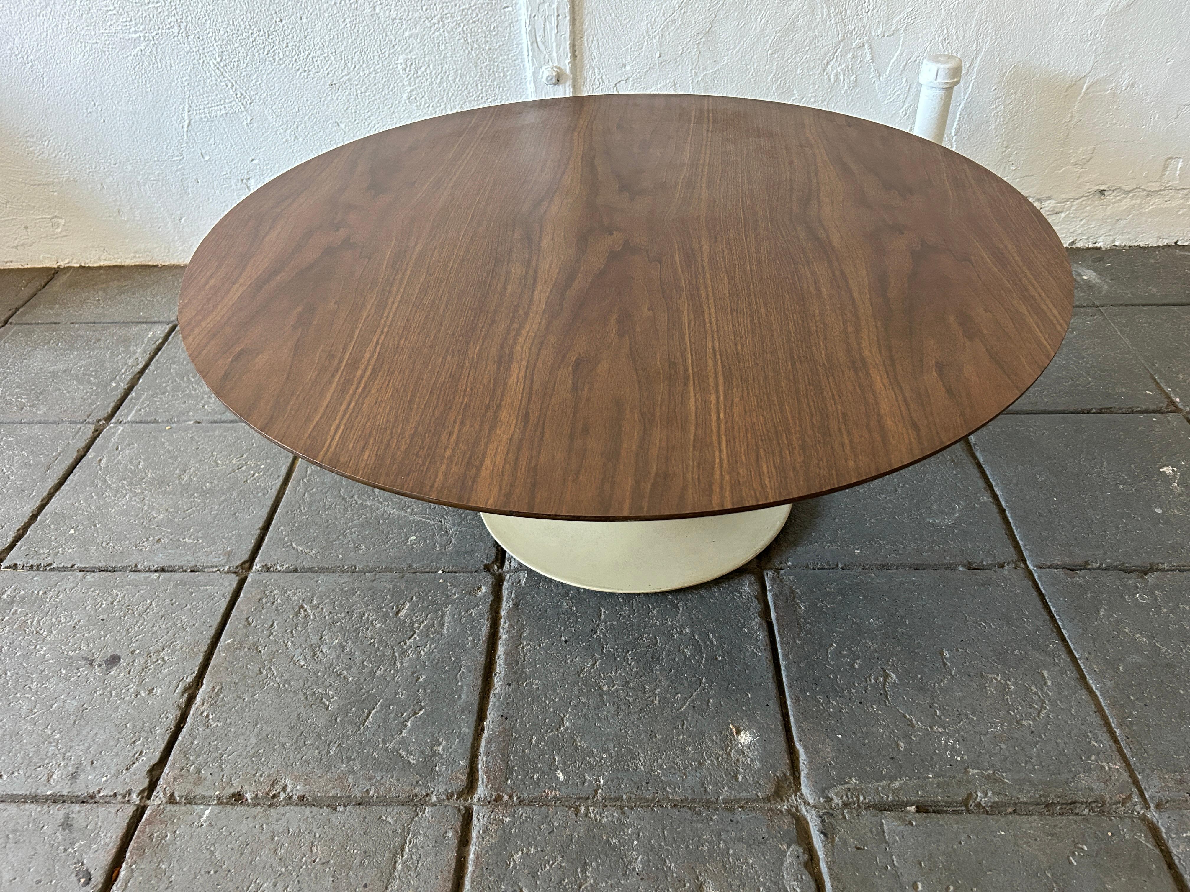 American Mid-Century Modern Knoll 3’ Round Tulip Coffee Table Walnut by Eero Saarinen