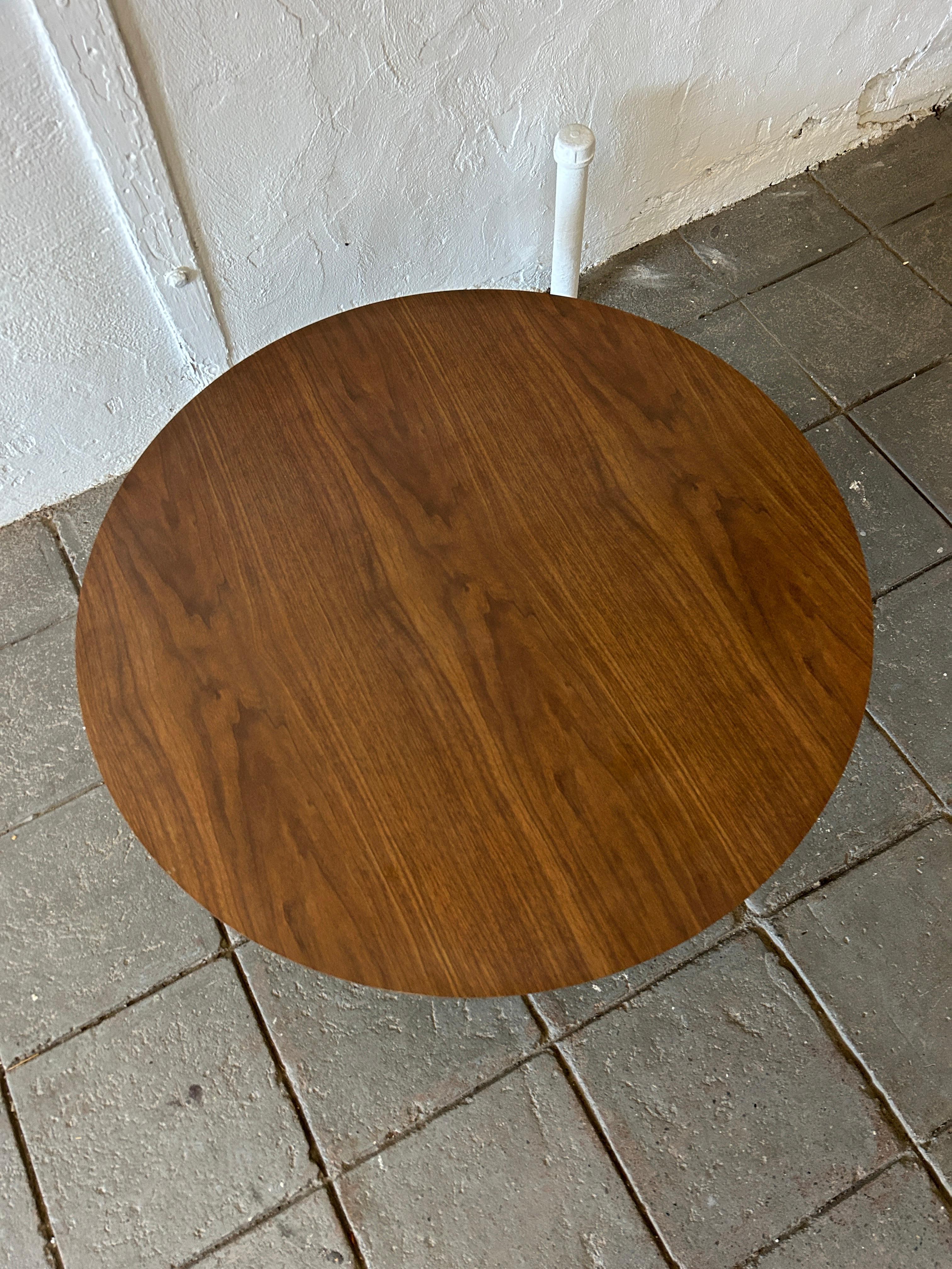 Mid-Century Modern Knoll 3’ Round Tulip Coffee Table Walnut by Eero Saarinen In Good Condition For Sale In Brooklyn, NY