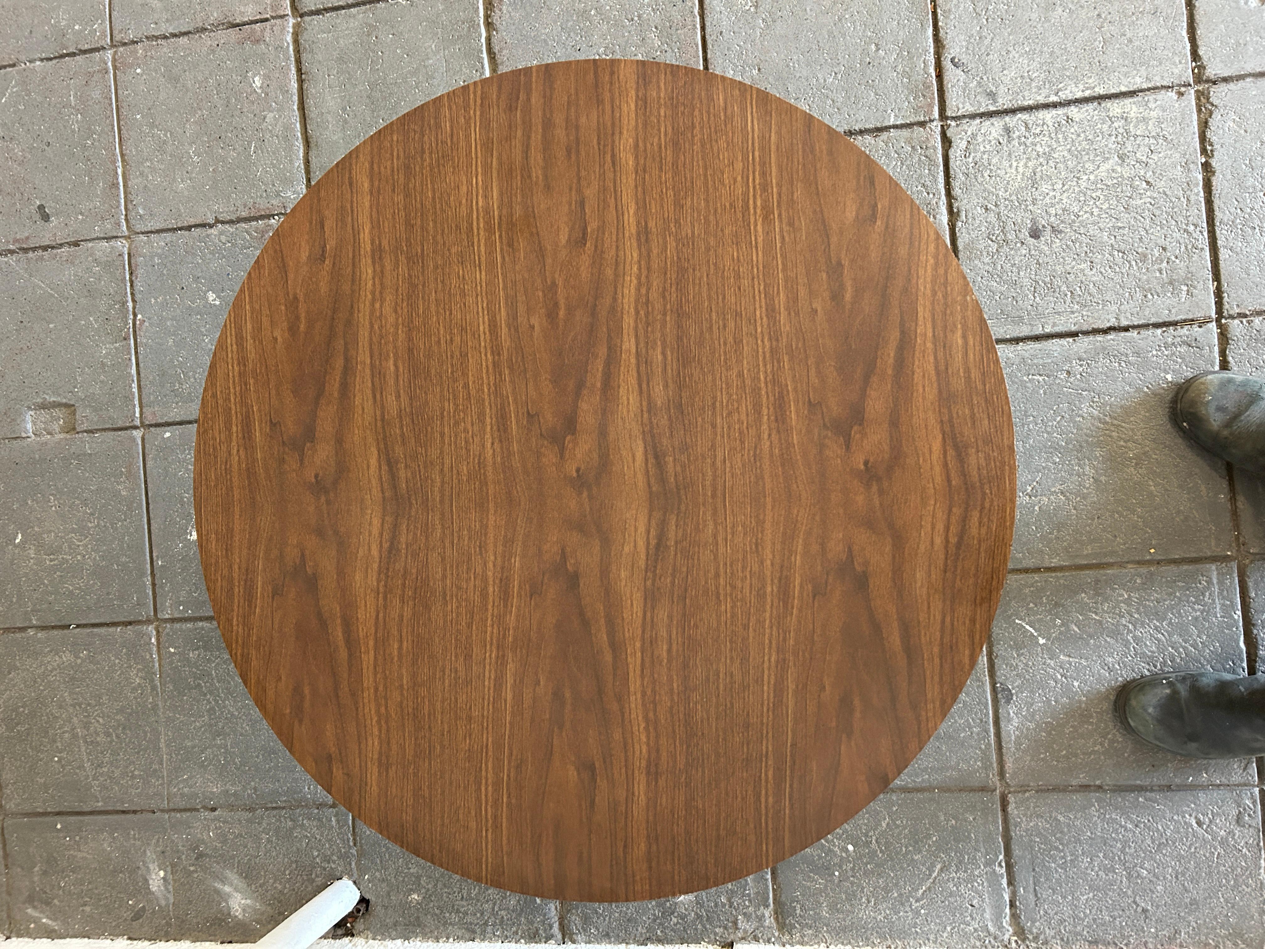 Late 20th Century Mid-Century Modern Knoll 3’ Round Tulip Coffee Table Walnut by Eero Saarinen For Sale