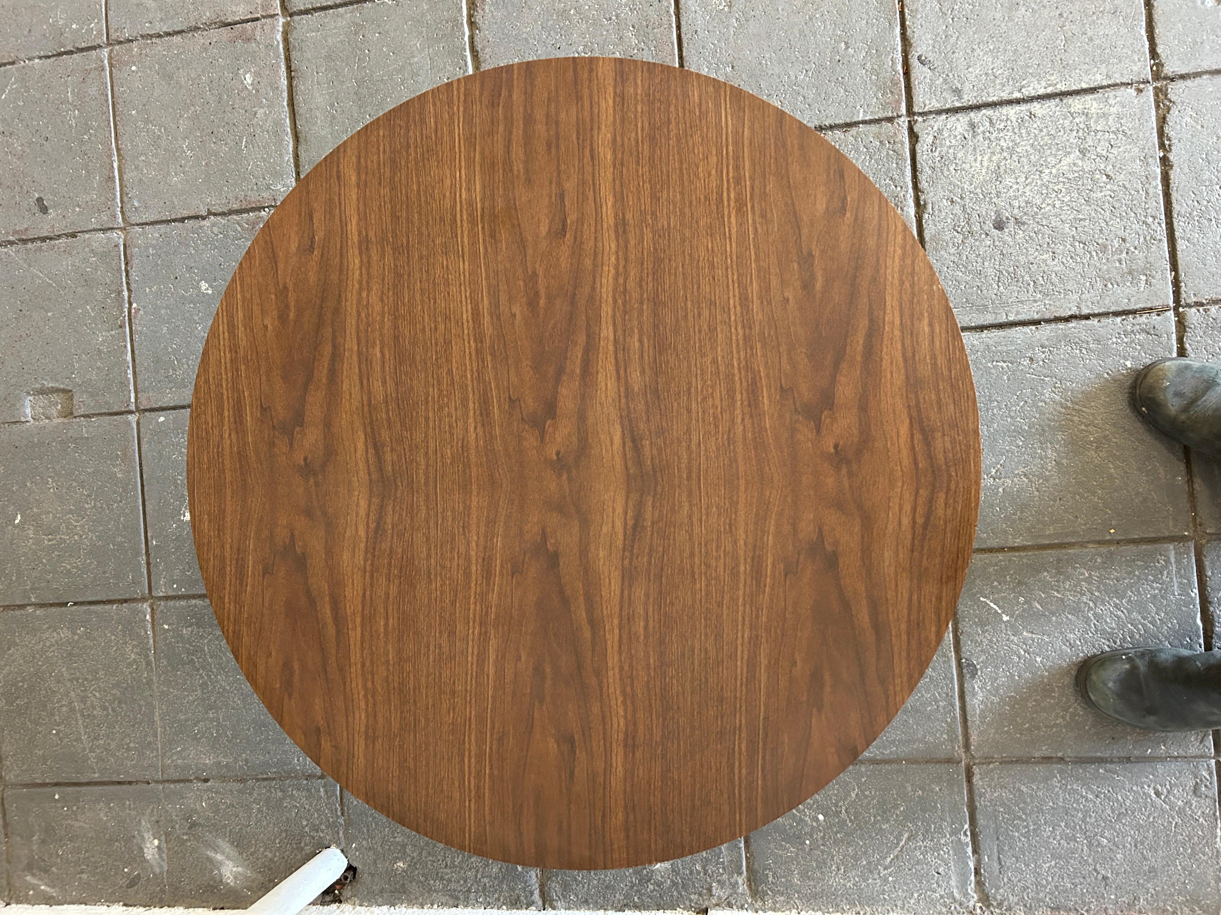 Late 20th Century Mid-Century Modern Knoll 3’ Round Tulip Coffee Table Walnut by Eero Saarinen