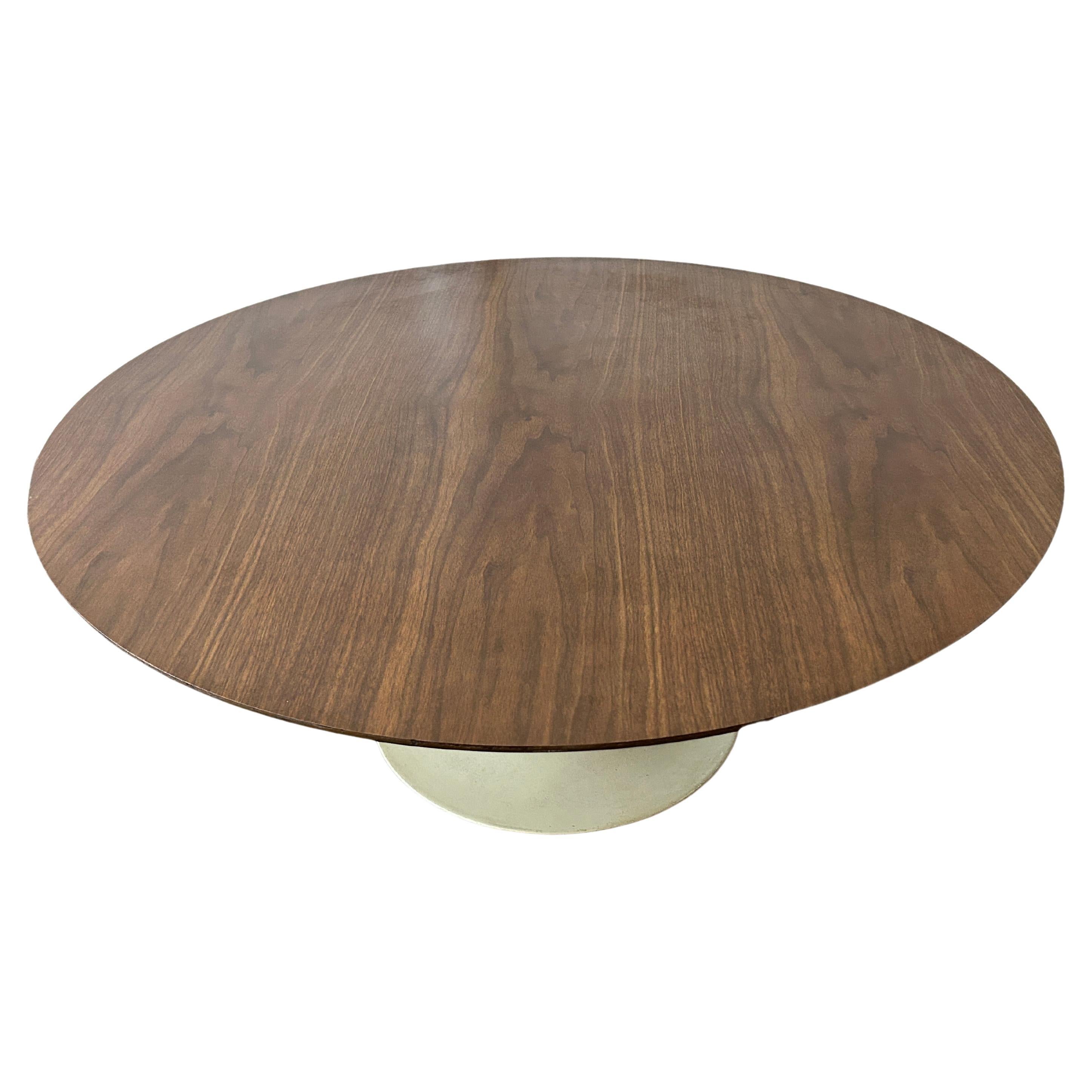 Mid-Century Modern Knoll 3' Round Tulip Couchtisch Nussbaum von Eero Saarinen