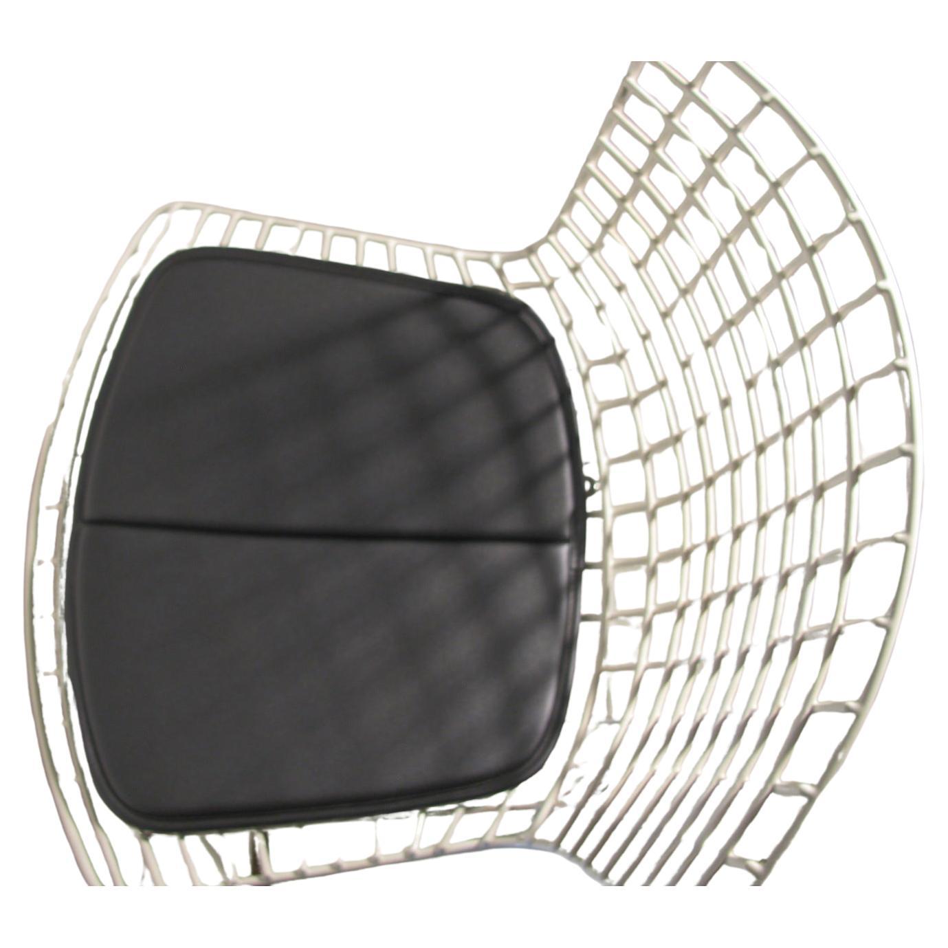 Taburete de bar Knoll de Harry Bertoia. Cojín de asiento etiquetado con etiqueta e impreso en la tela Knoll. Tiene algunas pérdidas en el revestimiento de vinilo, en la foto. Muy ajustado y resistente, será un buen complemento para tu juego o para