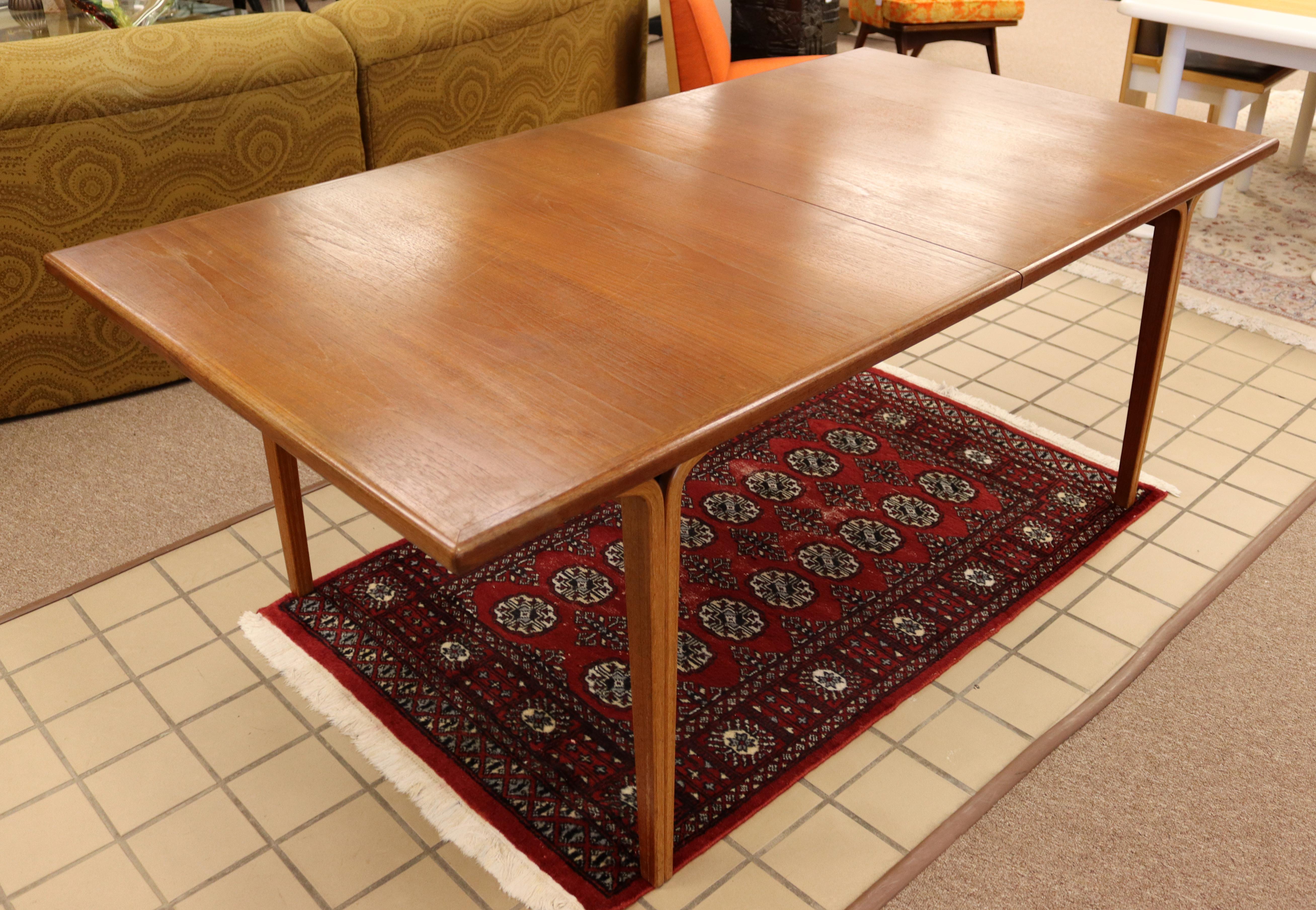 For your consideration is an exemplary, expandable dining table Bill Stephens for Knoll, with two leaves, circa the 1960s. In excellent vintage condition. The dimensions of the table are 76
