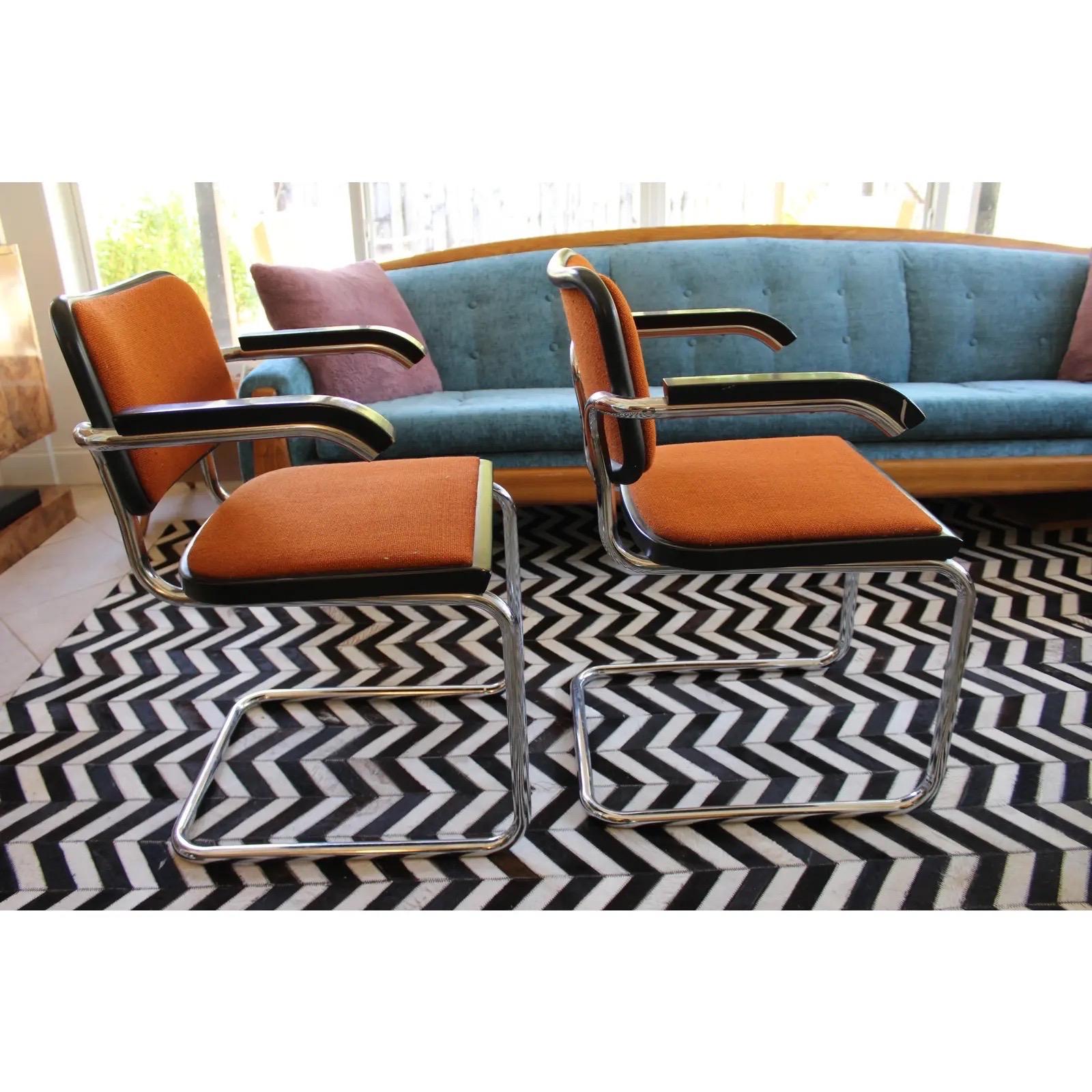 Verleihen Sie Ihrem Zuhause oder Büro einen Hauch von Raffinesse mit diesen authentischen KNOLL Marcel Breuer CESCA Modern Sesseln mit dem originalen Herstelleraufkleber, der unter einem der Sitze angebracht ist. Die von dem renommierten