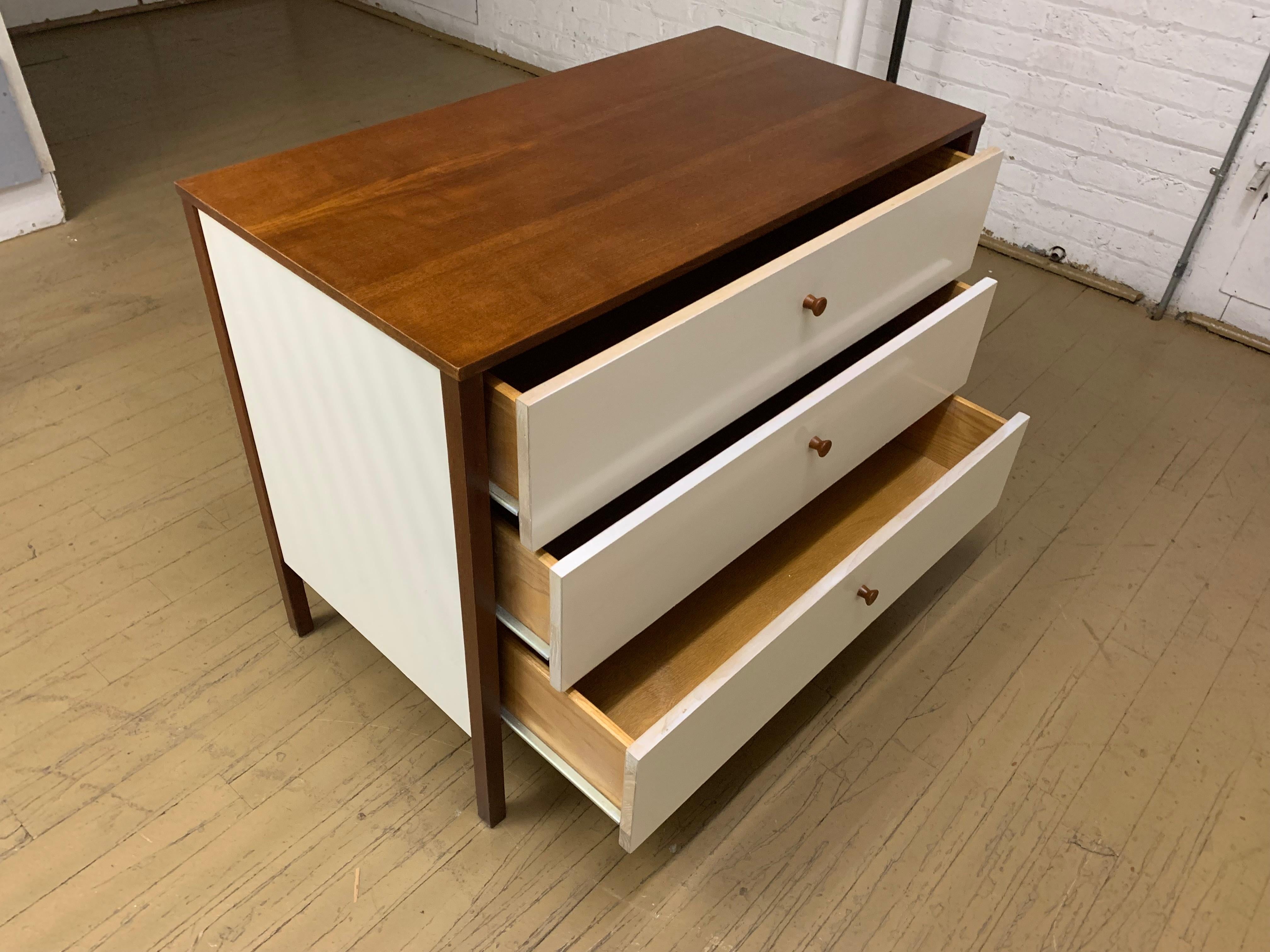 Mid-Century Modern Knoll Cream and Walnut Dresser or Nightstand For Sale 3