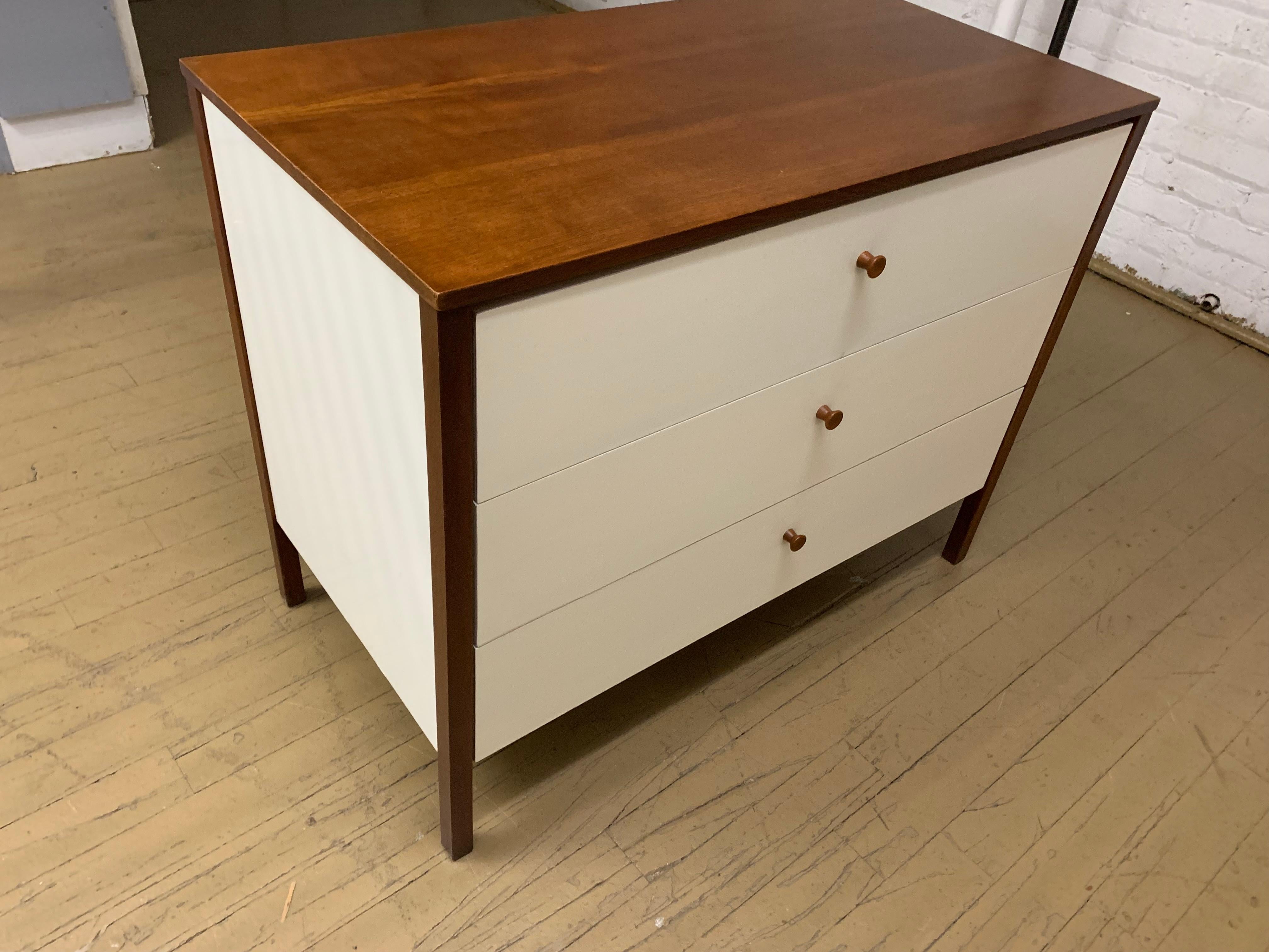 Mid-Century Modern Knoll Cream and Walnut Dresser or Nightstand For Sale 5