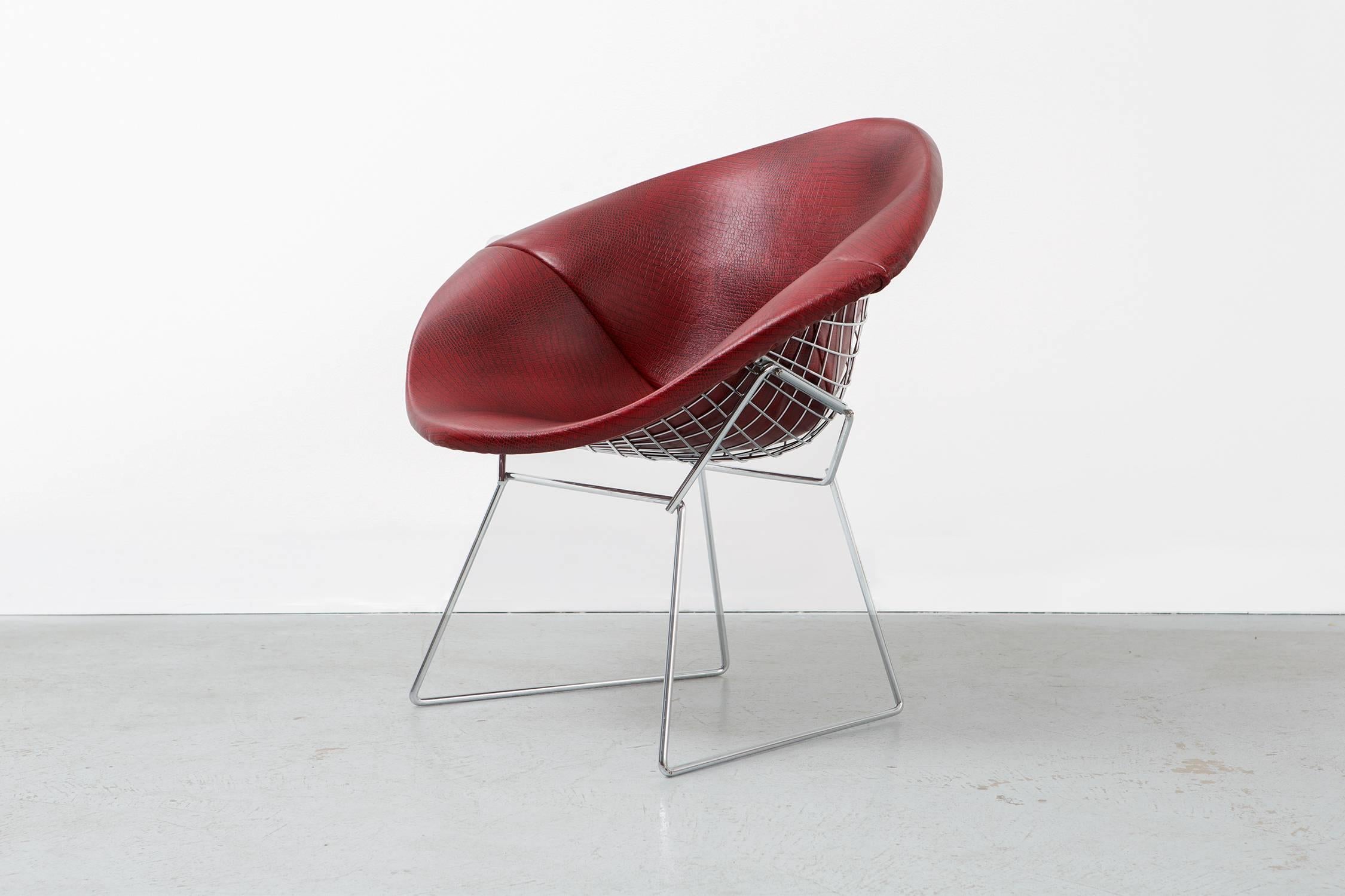 Mid-Century Modern Knoll Diamond Bertoia Chair Reupholstered in Faux Leather In Excellent Condition For Sale In Chicago, IL