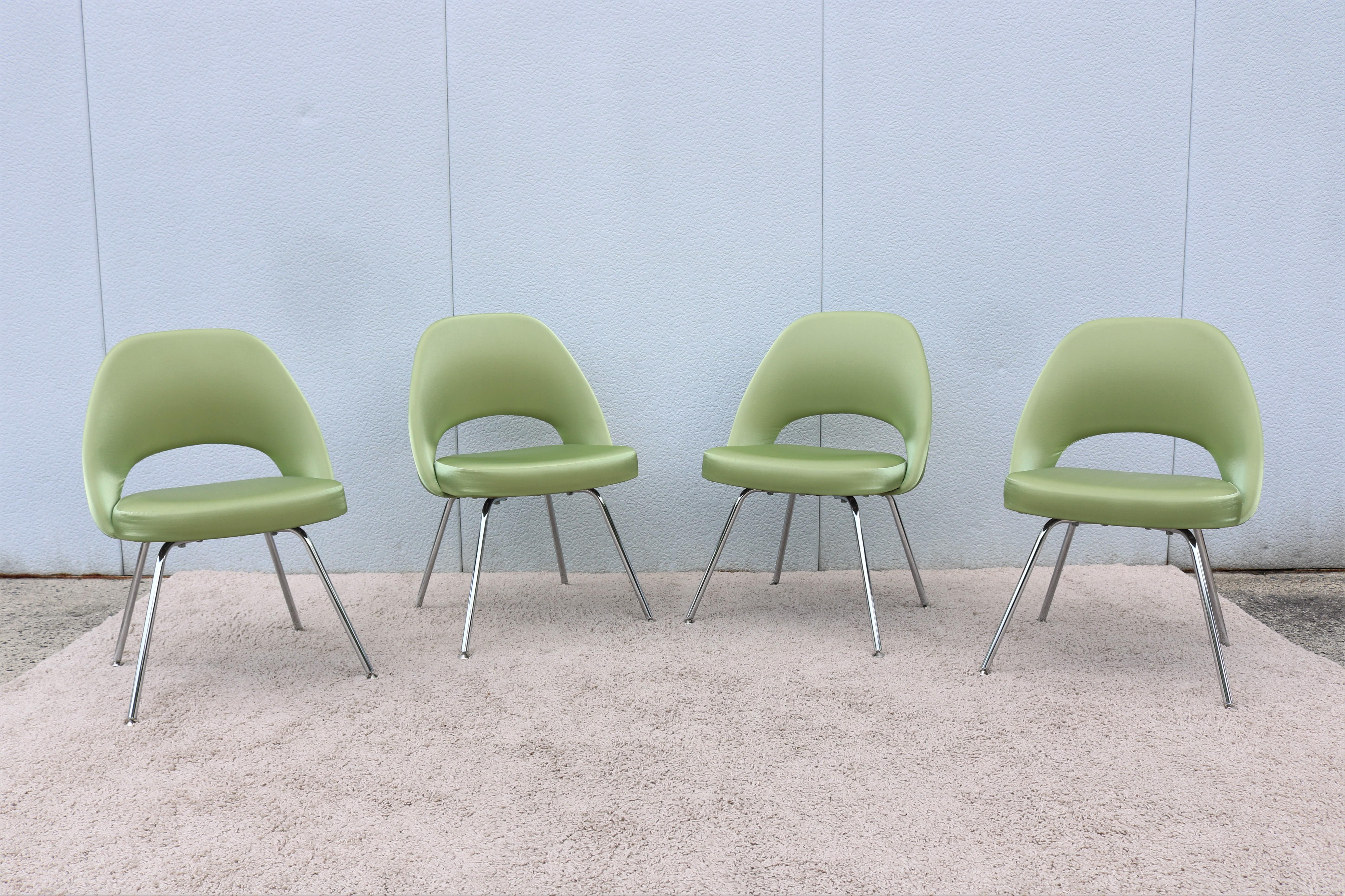 Mid-Century Modern Knoll Eero Saarinen Green Executive Armless Chairs, Set of 4 In Good Condition In Secaucus, NJ