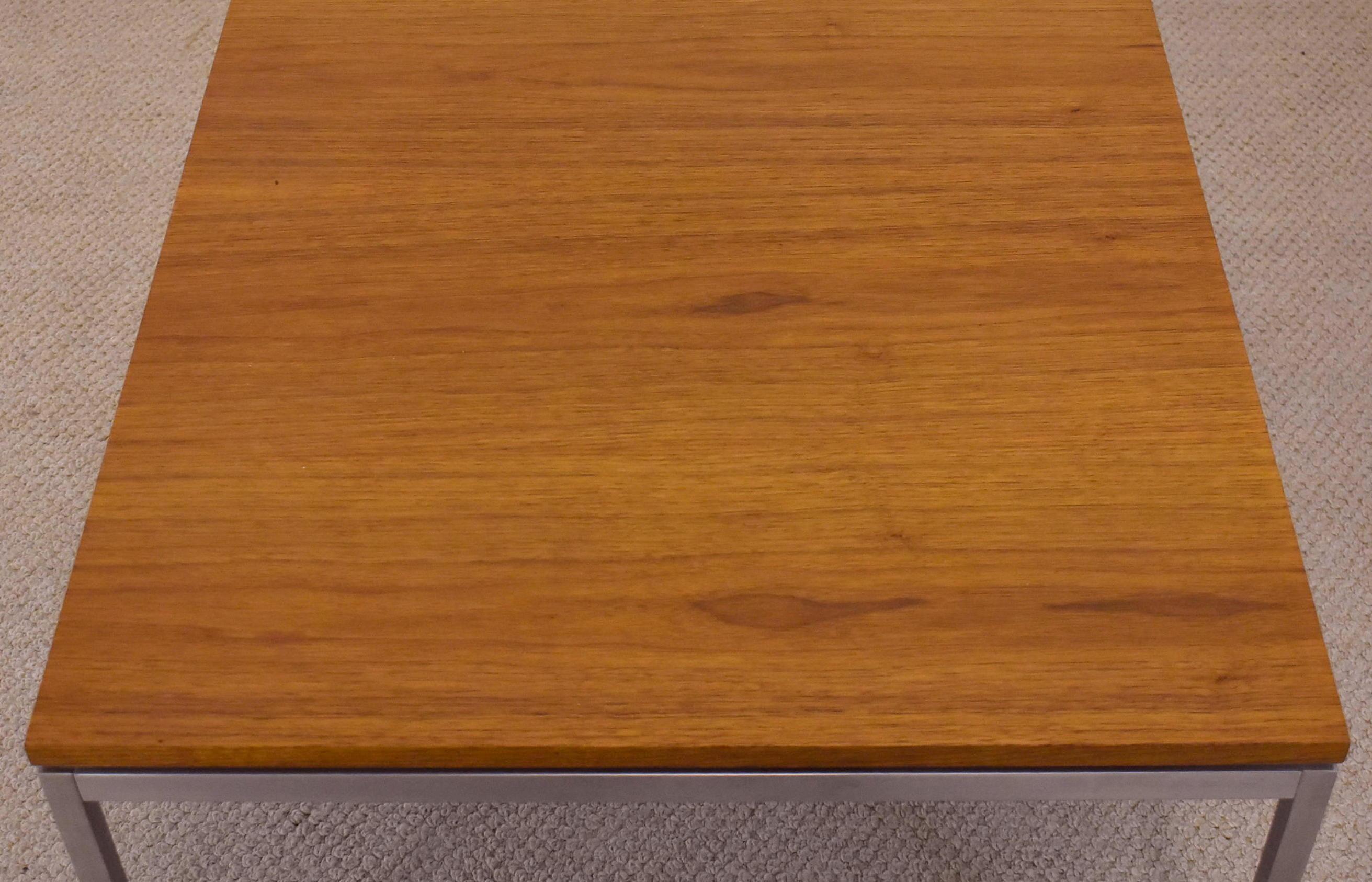 Table carrée en teck et chrome, de style moderne du milieu du siècle, fabriquée par Knoll. Très bon à excellent état, sans aucun dommage. Dimensions : 27